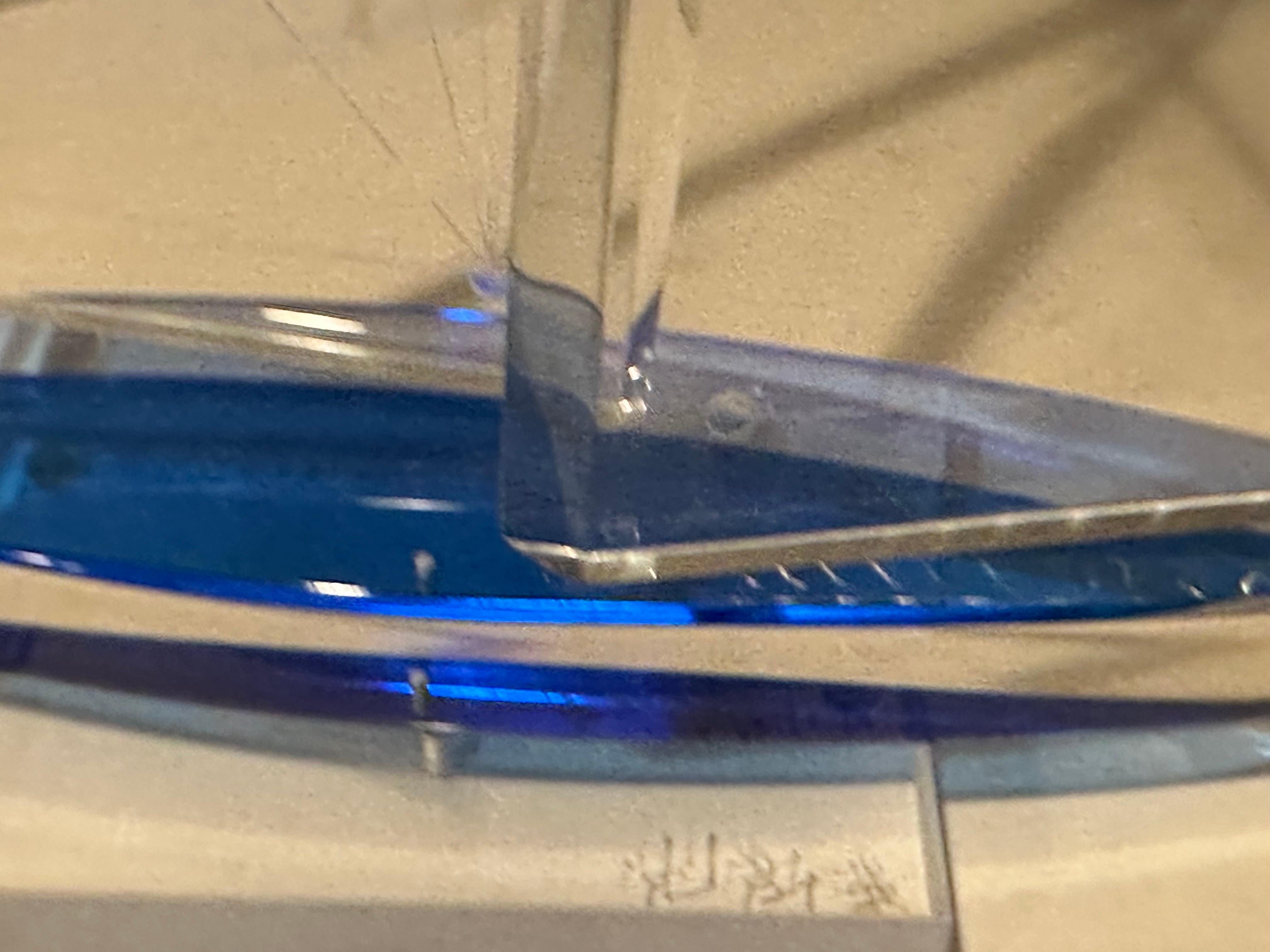 Wunderschöne klare und blaue Lucite-Skulptur eines Segelboots, signiert von Michael George, 1996 im Angebot 3