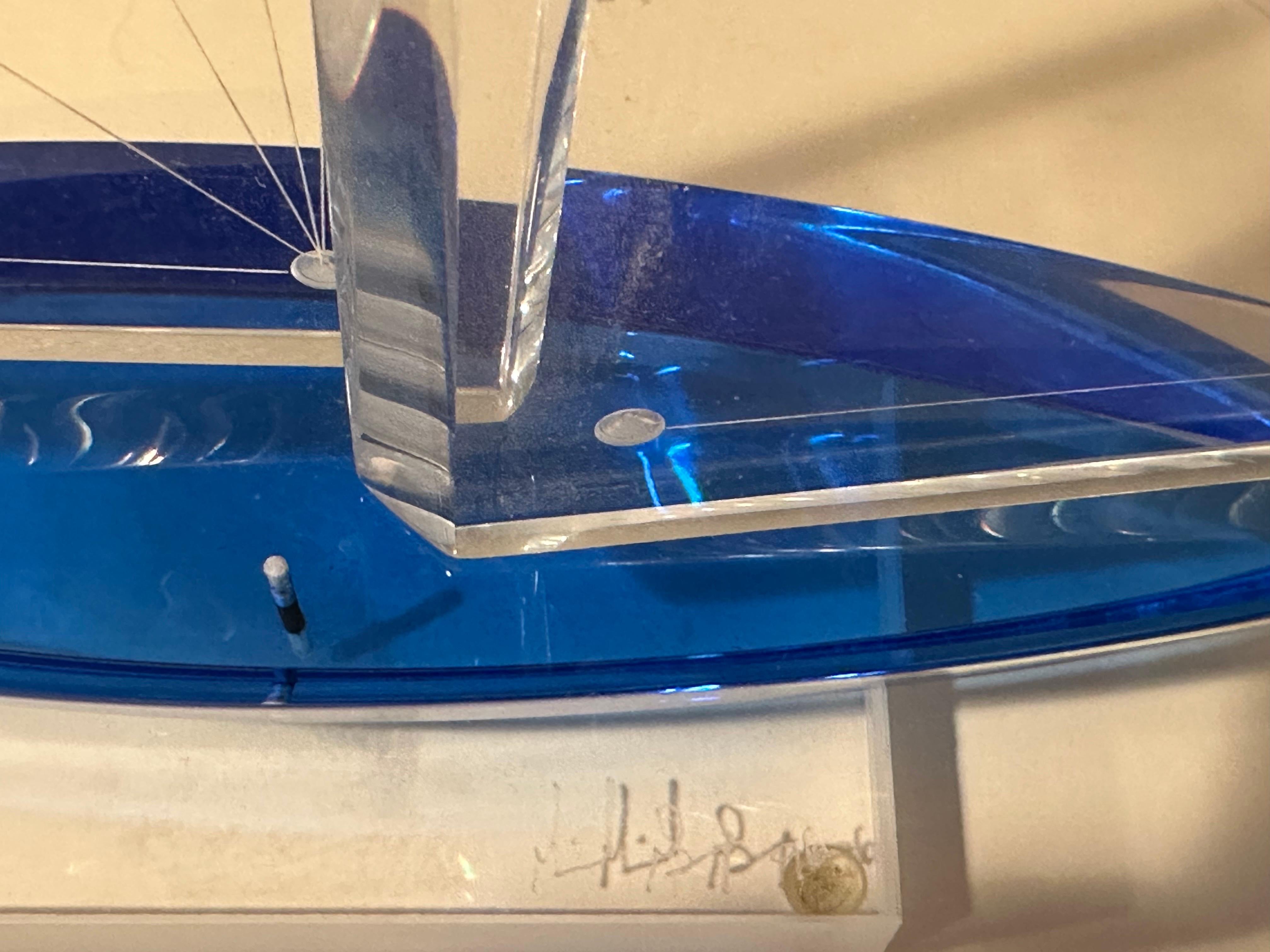 Wunderschöne klare und blaue Lucite-Skulptur eines Segelboots, signiert von Michael George, 1996 im Angebot 4