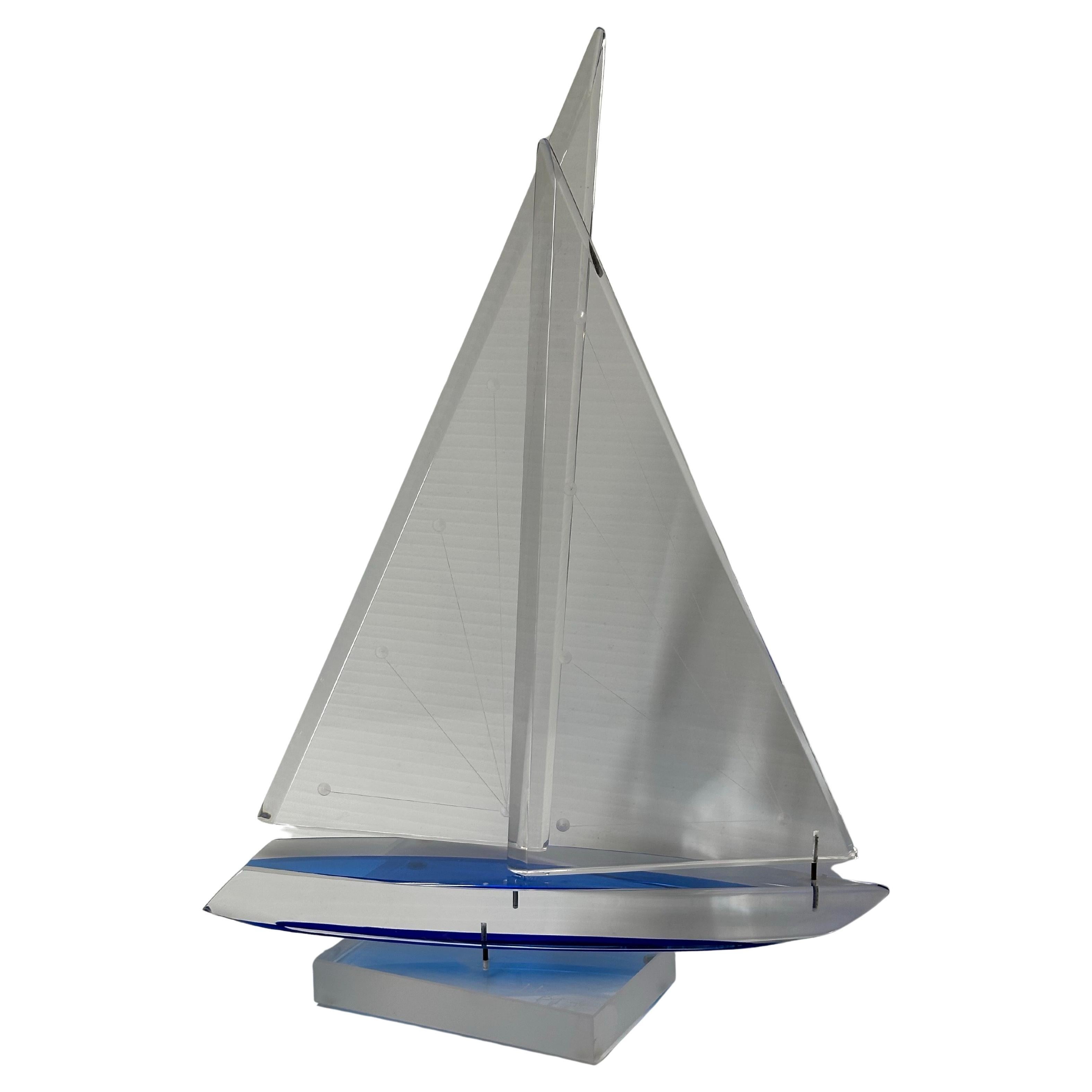 Wunderschöne klare und blaue Lucite-Skulptur eines Segelboots, signiert von Michael George, 1996 im Angebot