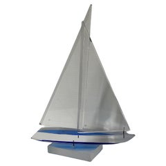 Wunderschöne klare und blaue Lucite-Skulptur eines Segelboots, signiert von Michael George, 1996