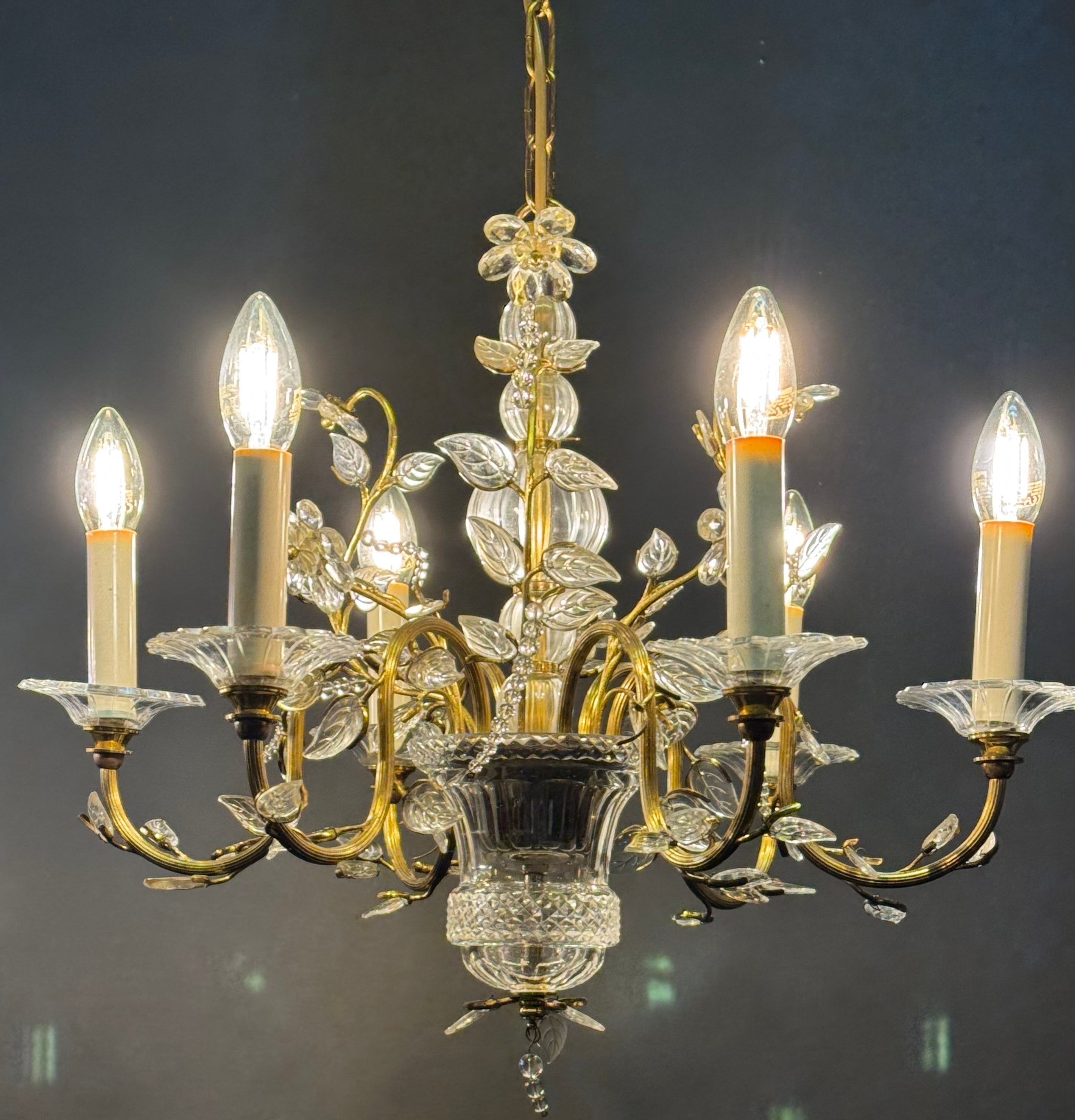 Mid-Century moderno Bellissimo lampadario a foglie in vetro trasparente nello stile della Maison Baguès, anni '50 in vendita