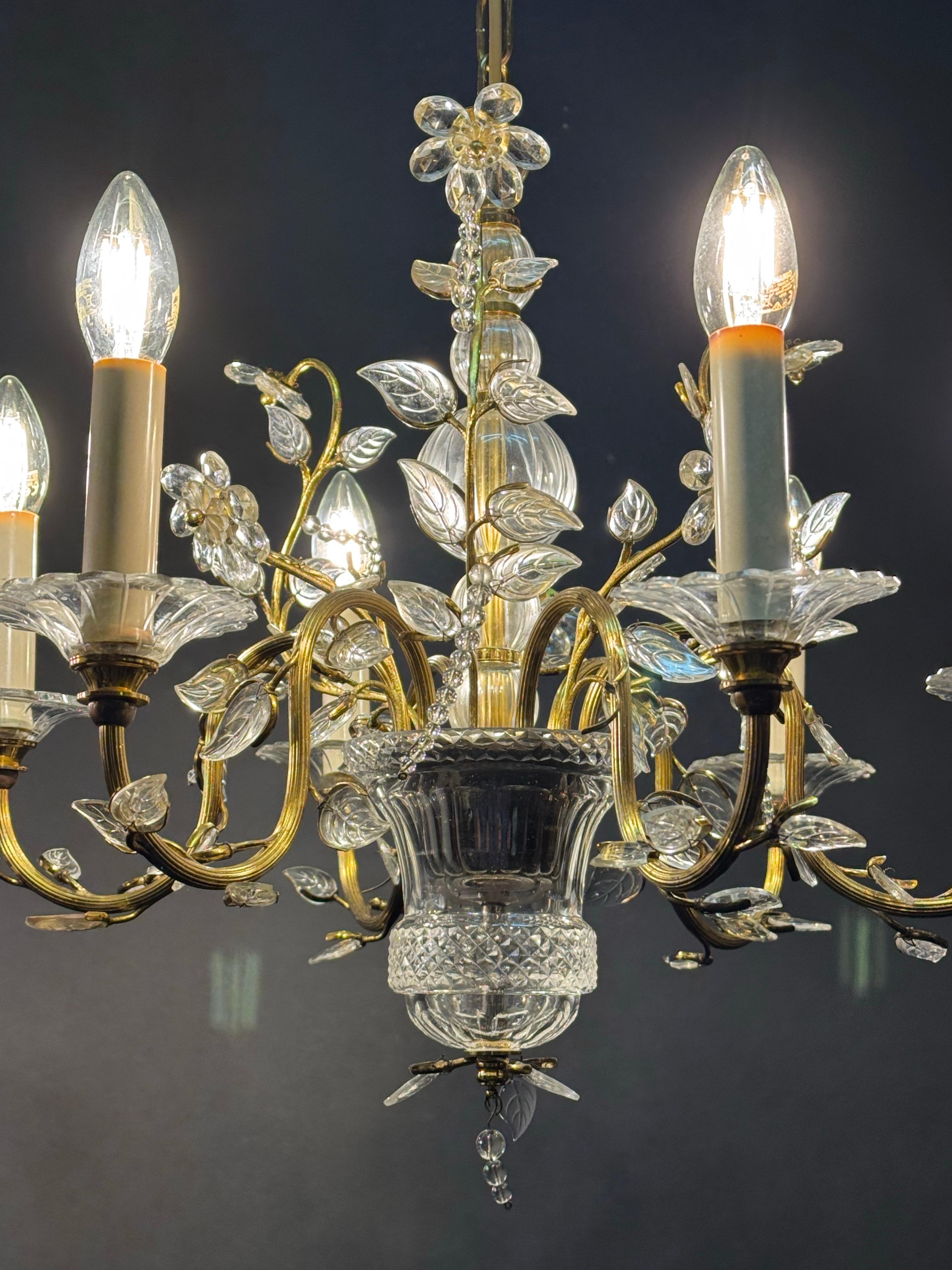 Francese Bellissimo lampadario a foglie in vetro trasparente nello stile della Maison Baguès, anni '50 in vendita