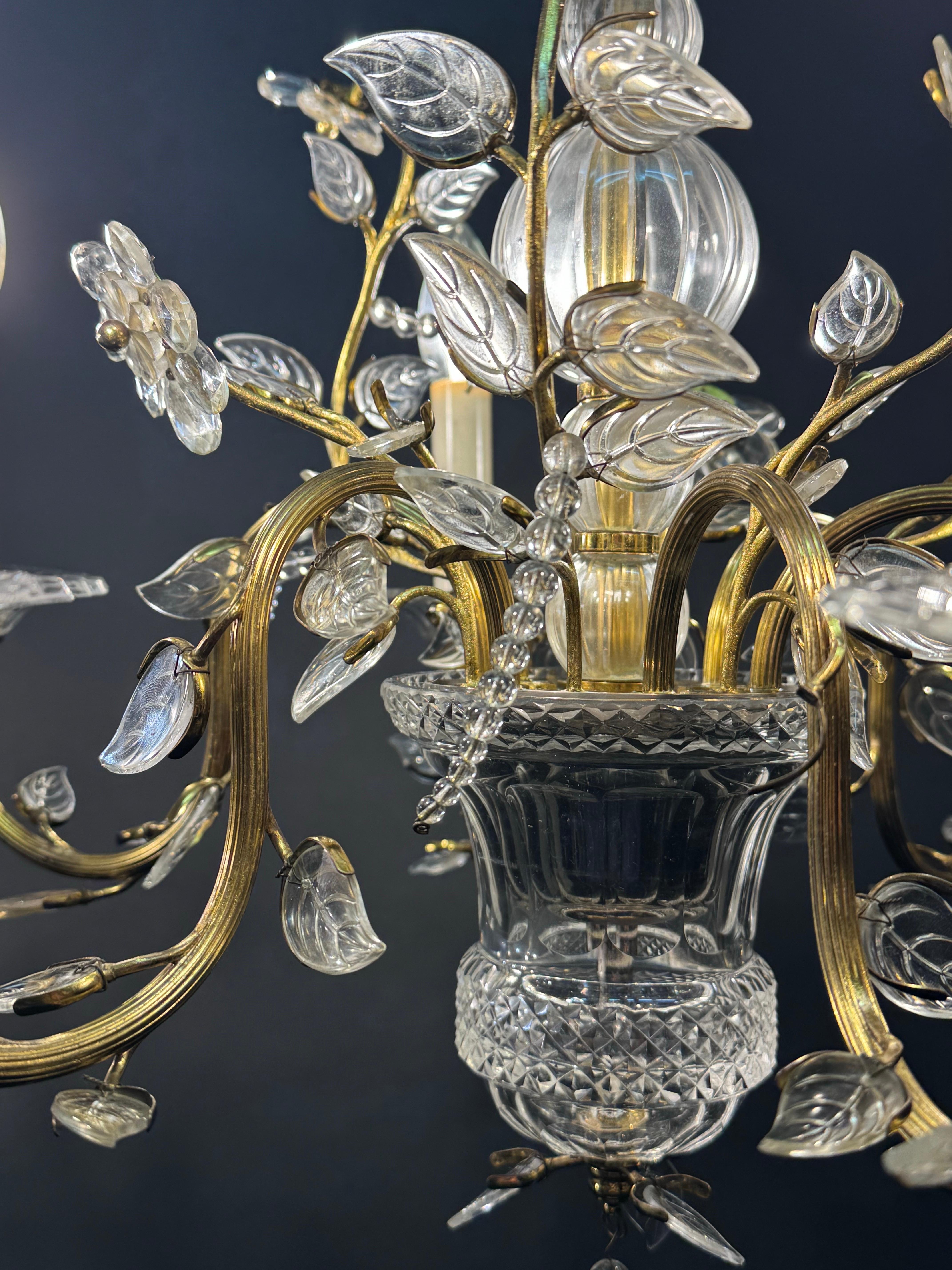 Dorato Bellissimo lampadario a foglie in vetro trasparente nello stile della Maison Baguès, anni '50 in vendita