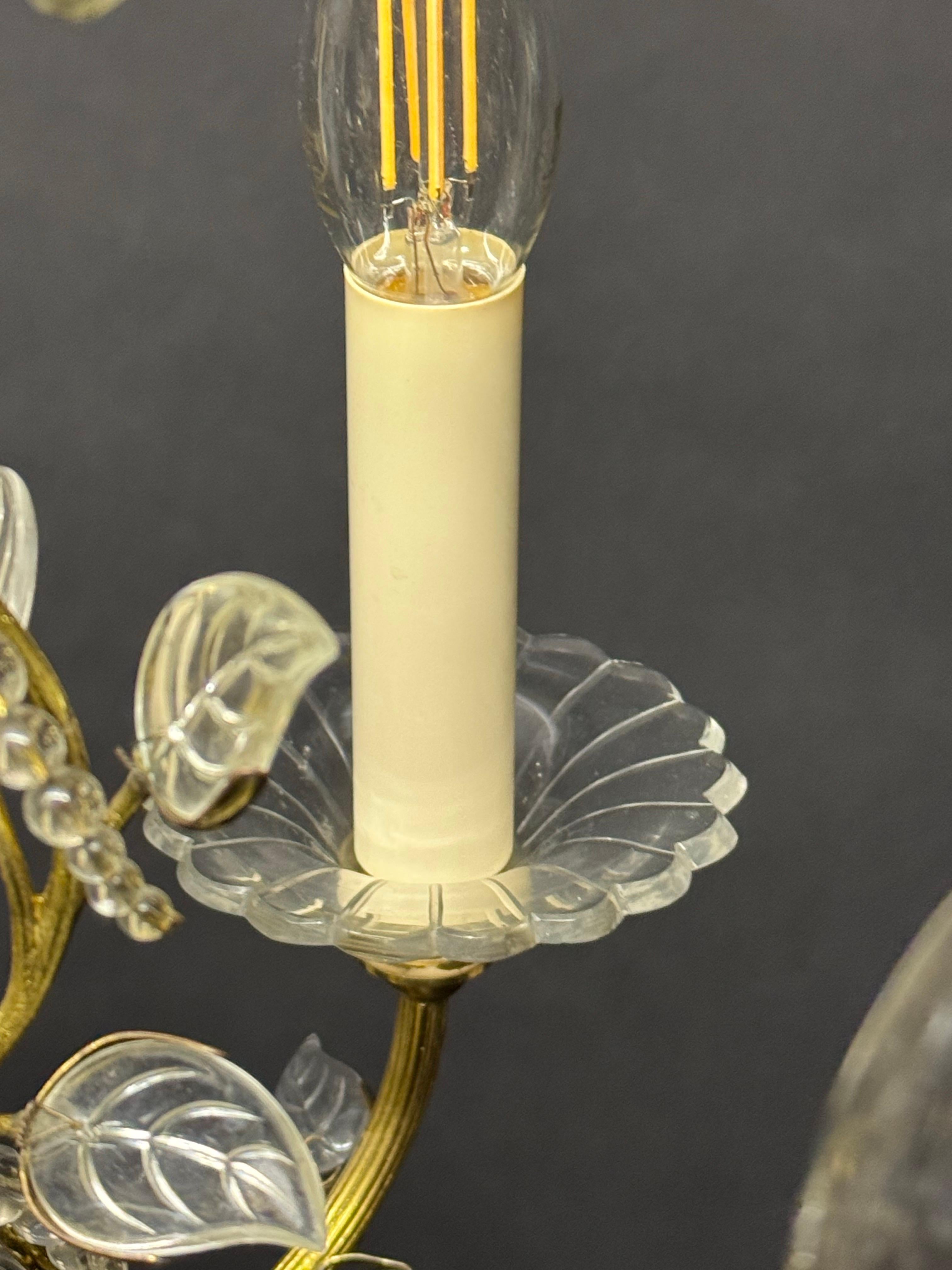 Metà XX secolo Bellissimo lampadario a foglie in vetro trasparente nello stile della Maison Baguès, anni '50 in vendita