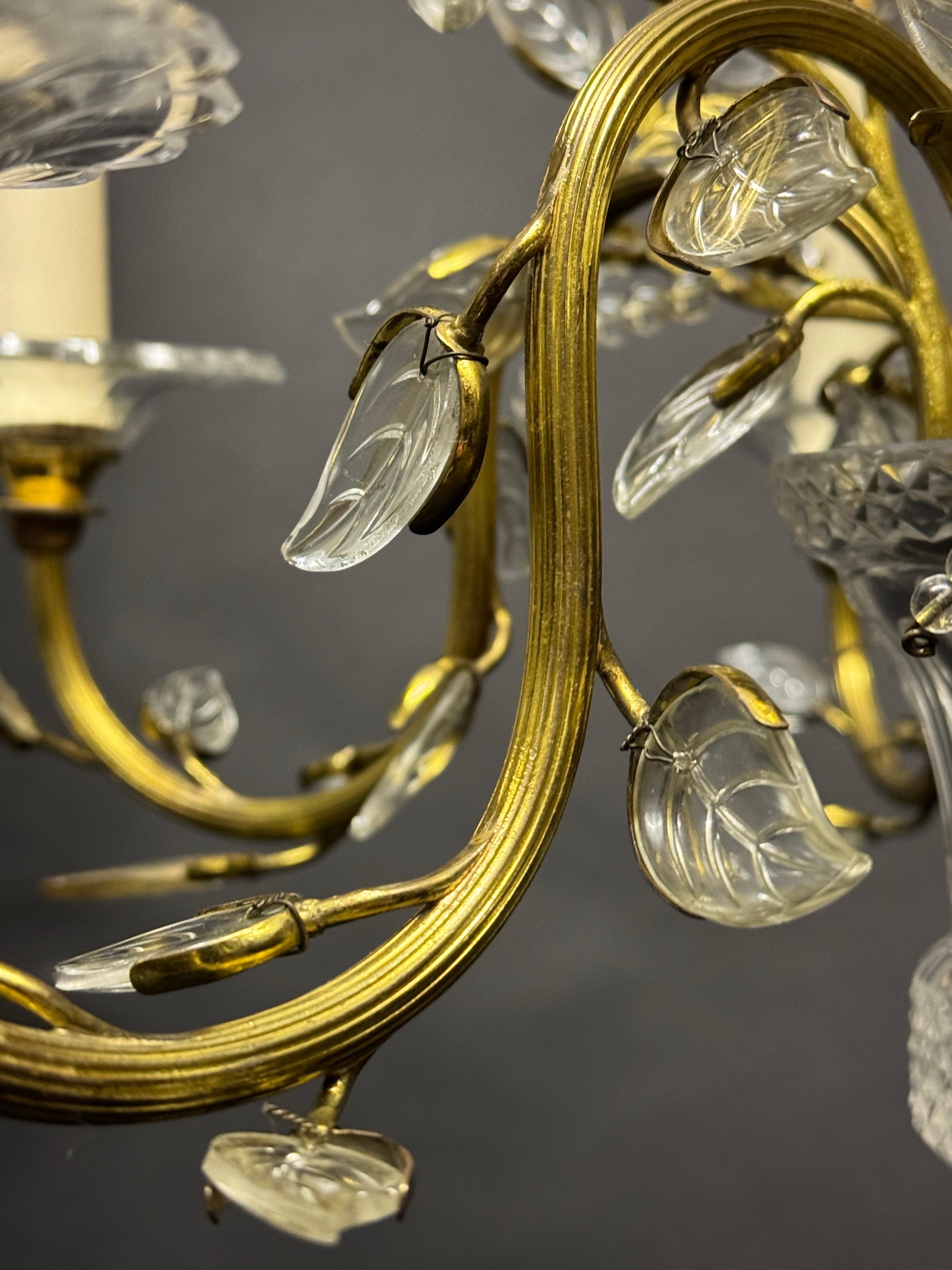 Ottone Bellissimo lampadario a foglie in vetro trasparente nello stile della Maison Baguès, anni '50 in vendita
