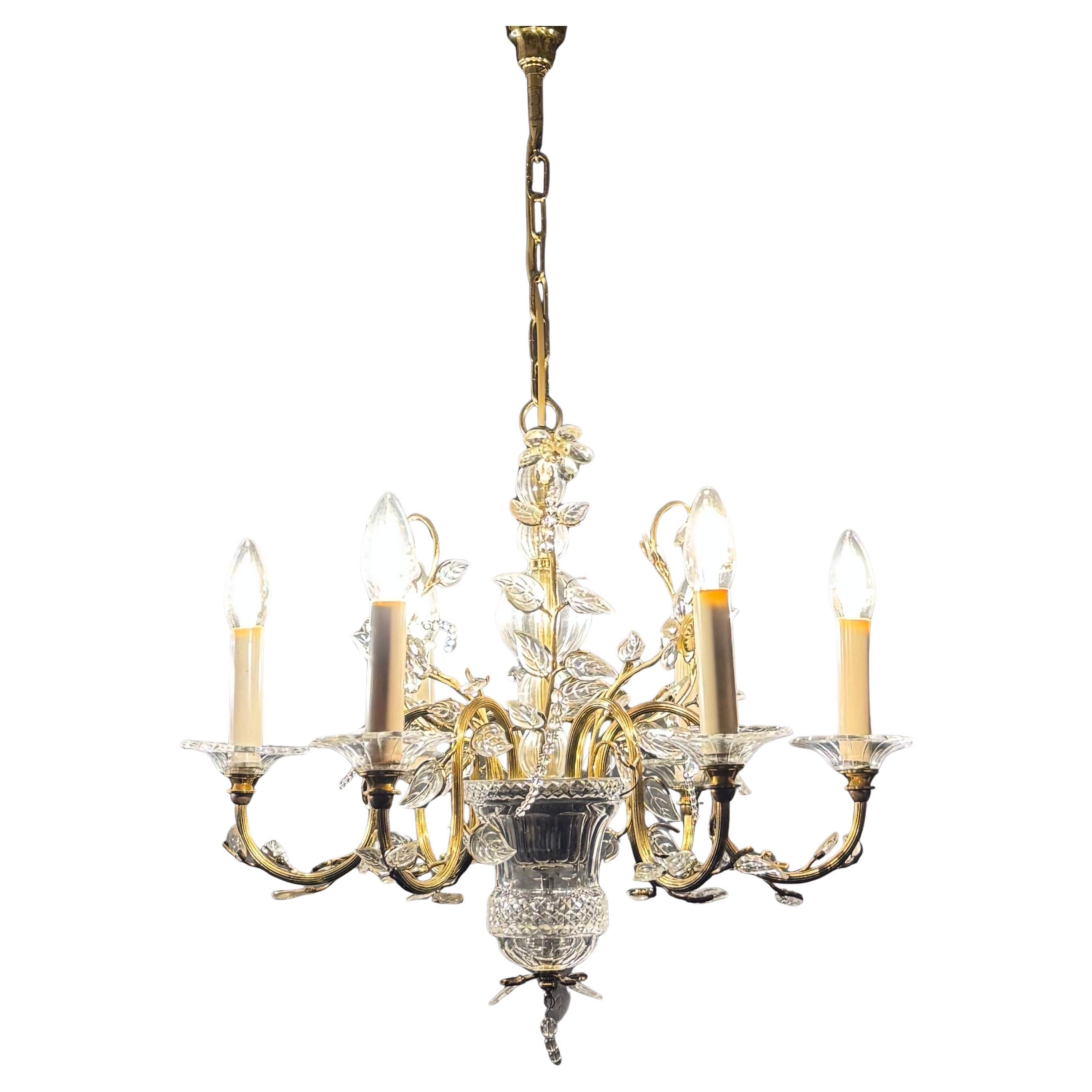 Bellissimo lampadario a sei luci con fiori in cristallo trasparente nello stile della Maison Baguès, Francia, anni '50 circa.
Questa bellissima lampada artigianale è realizzata in ottone dorato, cristallo e foglie di vetro trasparente.
Presa di