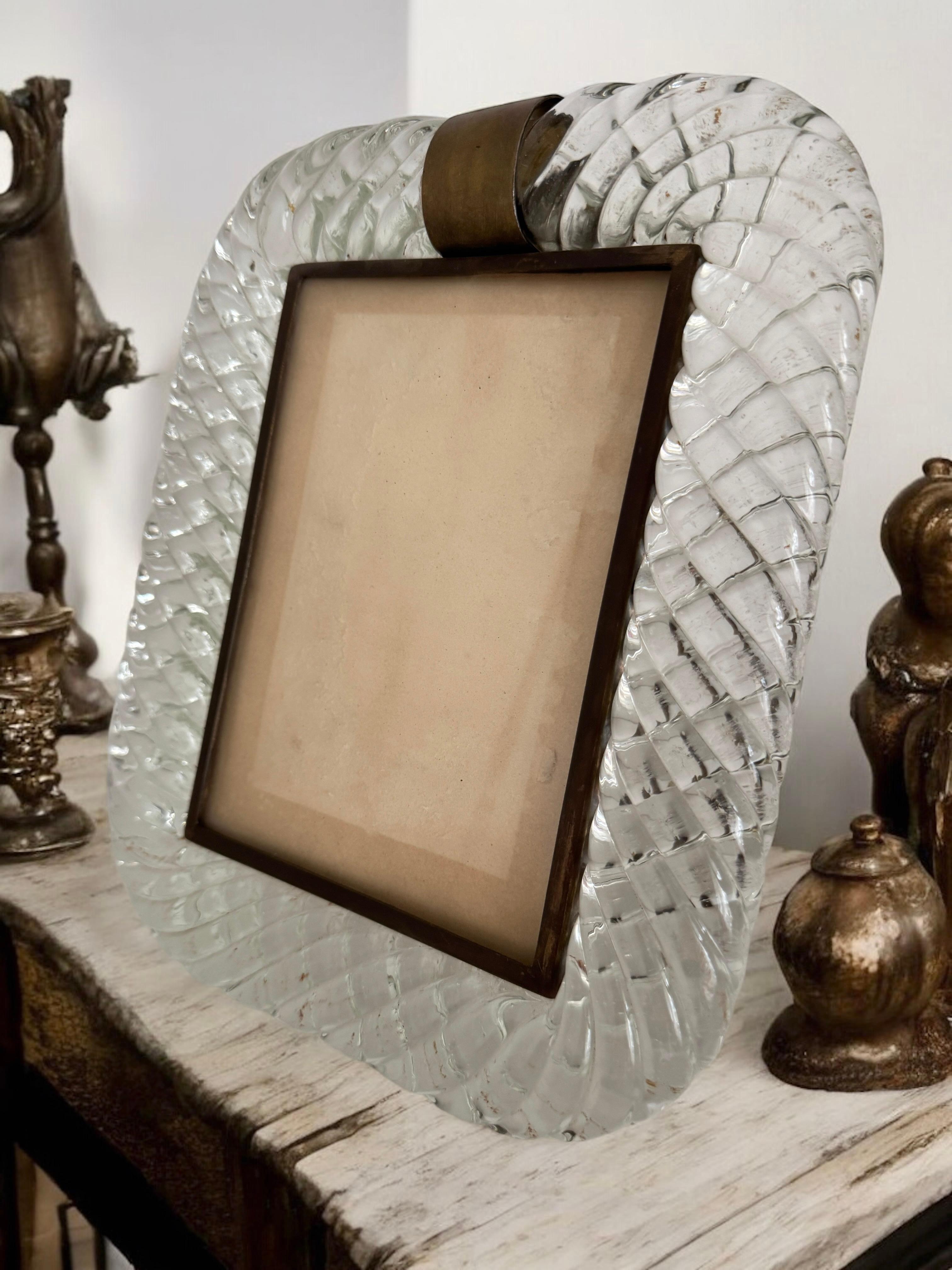 Precioso marco de cristal de Murano retorcido transparente y latón de Barovier E Toso en venta 10