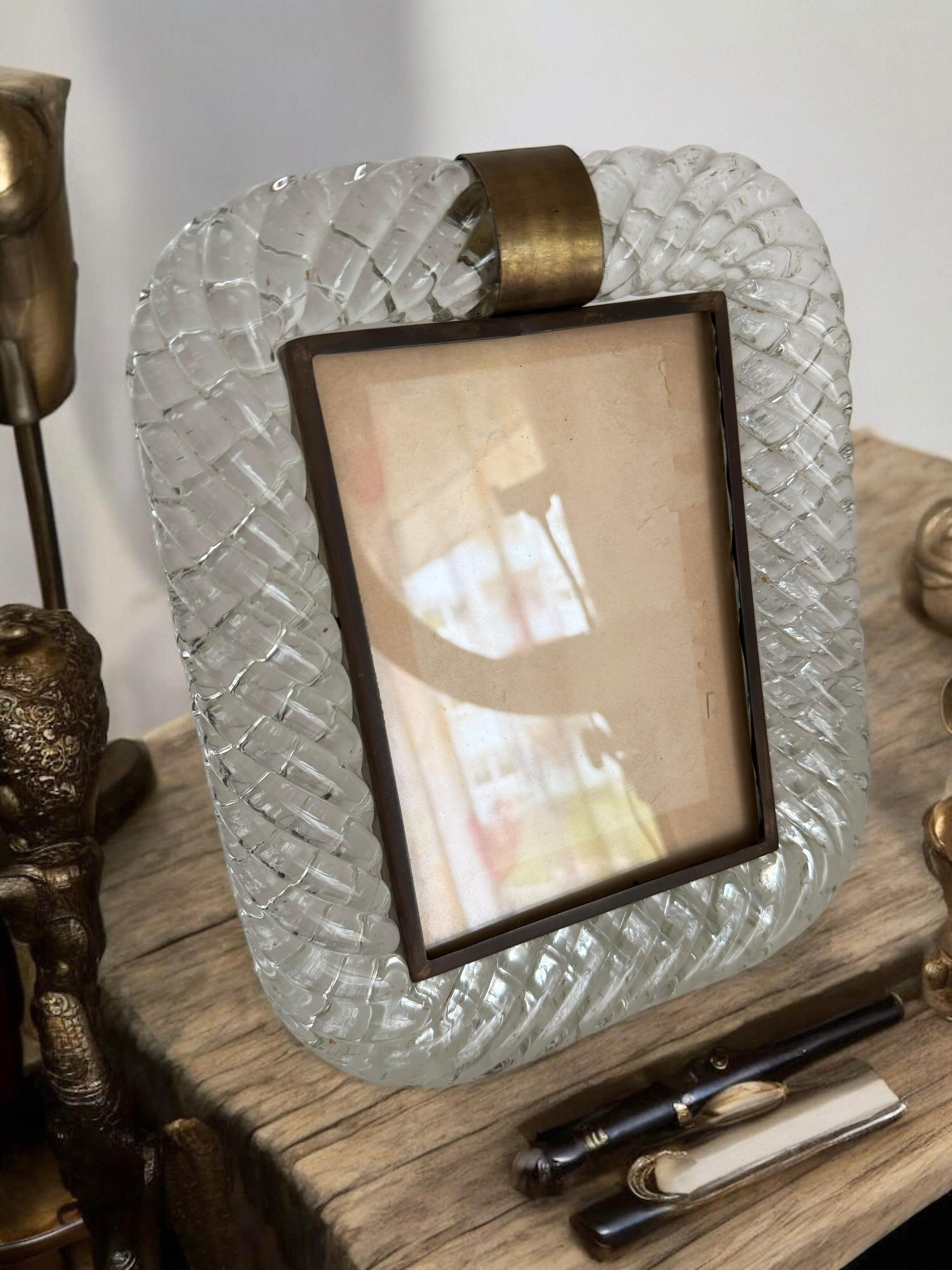 Precioso marco de cristal de Murano retorcido transparente y latón de Barovier E Toso Hecho a mano en venta