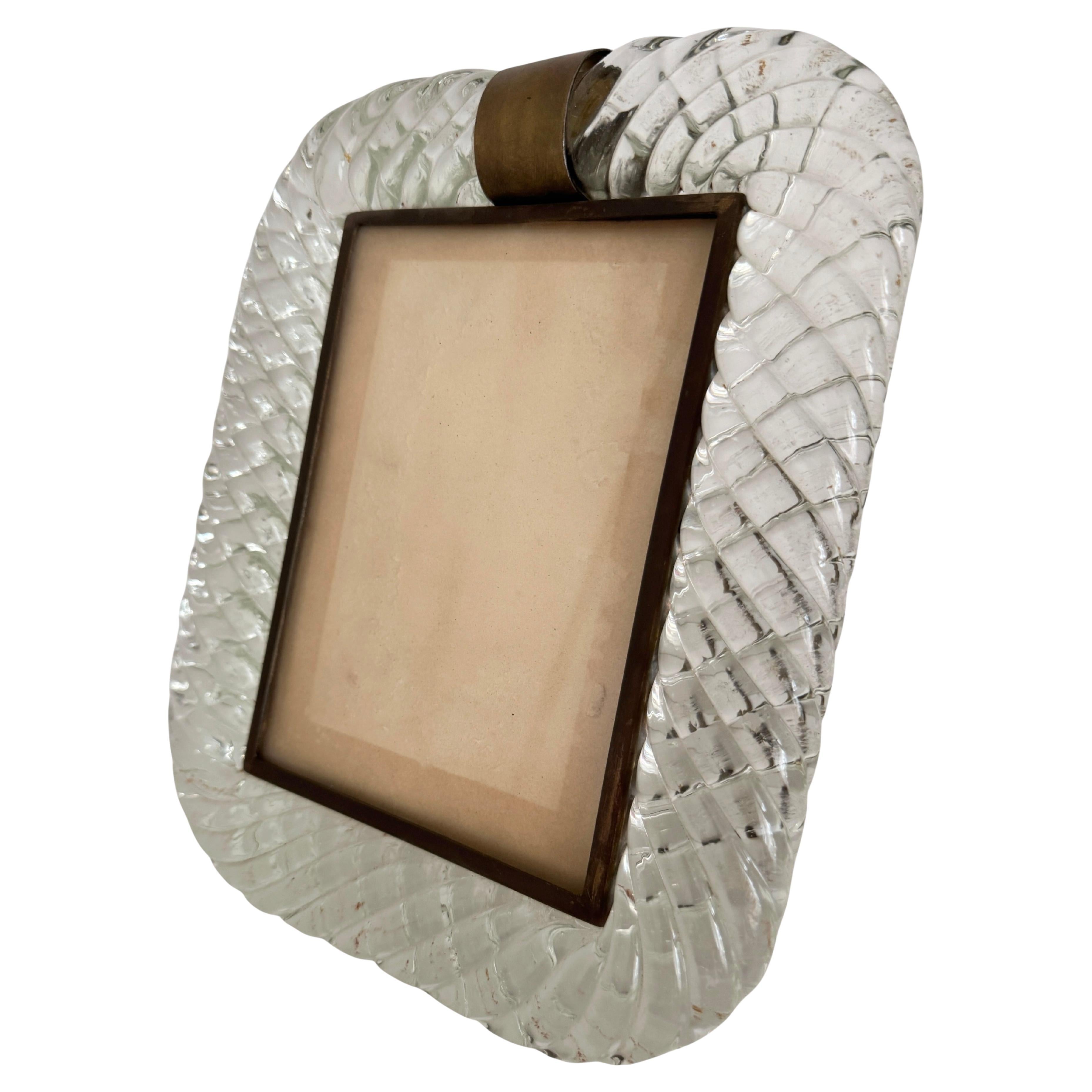 Precioso marco de fotos de cristal artístico de Murano de Barovier & Toso, Murano, Italia, de 1950 o más antiguo.  De cristal transparente con forro y caballete de latón bronceado. Incluye el respaldo de madera original y el cristal de la foto. Sin