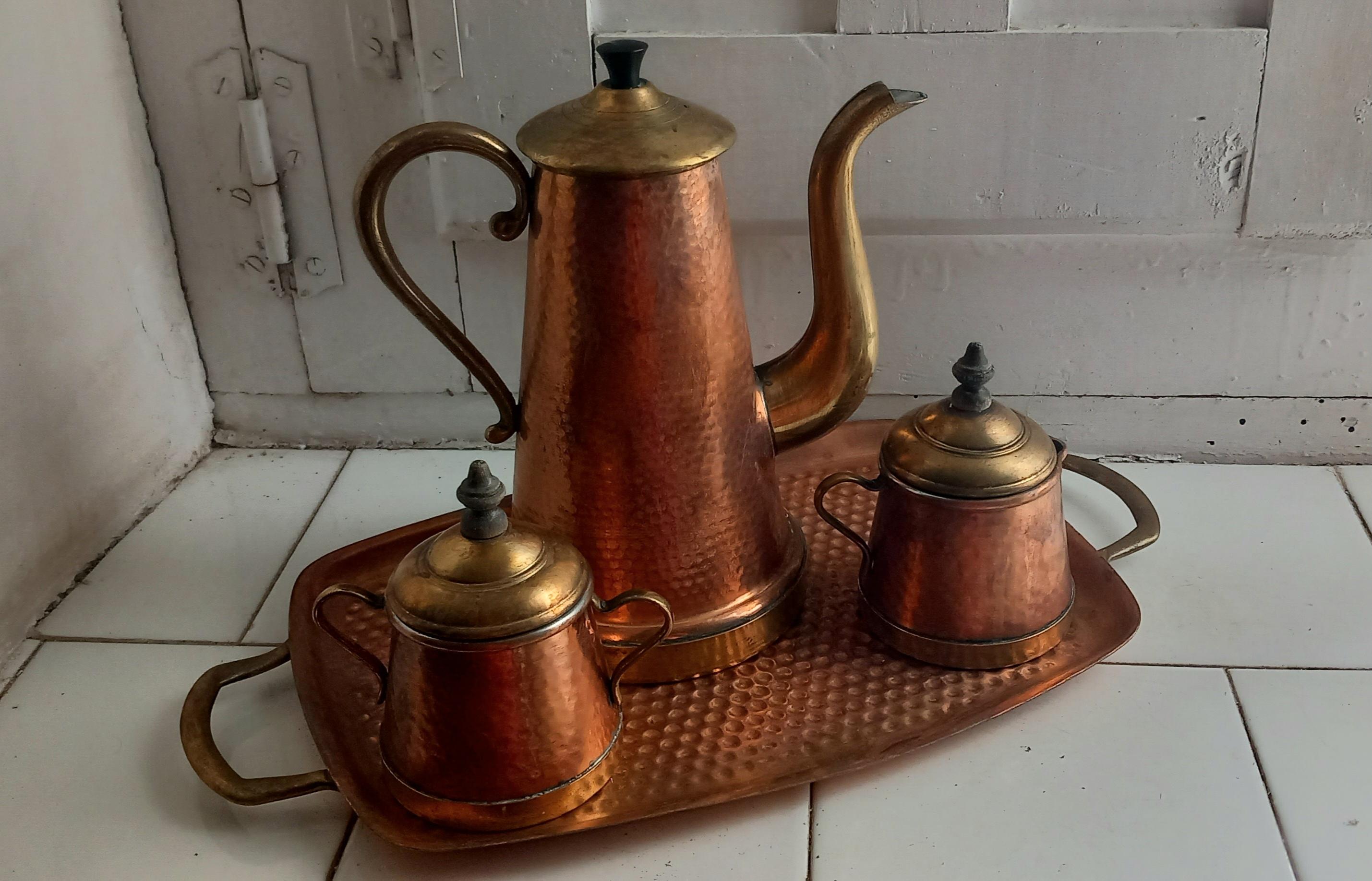 Copper and Brass Coffee or Tea set, Very Decorative  Early 20th Century In Good Condition For Sale In Mombuey, Zamora