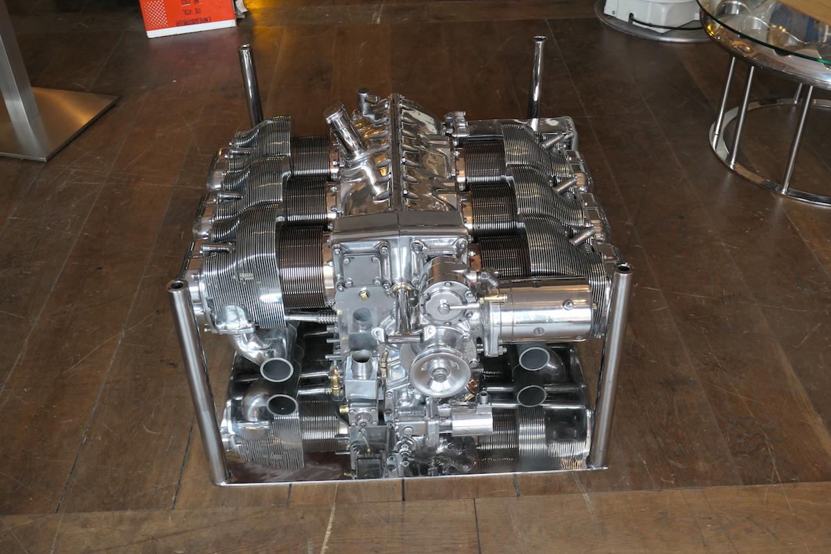 Coffee table made from the engine Continental O-470 which fitted the Cessna 310, the legendary plane of the 1950s which was the first travel aircraft with an in-line engine, it was an instant success. This engine block is presented in mirror