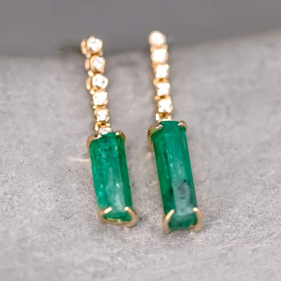 Taglio smeraldo Bellissimi orecchini a goccia con diamante smeraldo grezzo colombiano in oro giallo 18K in vendita