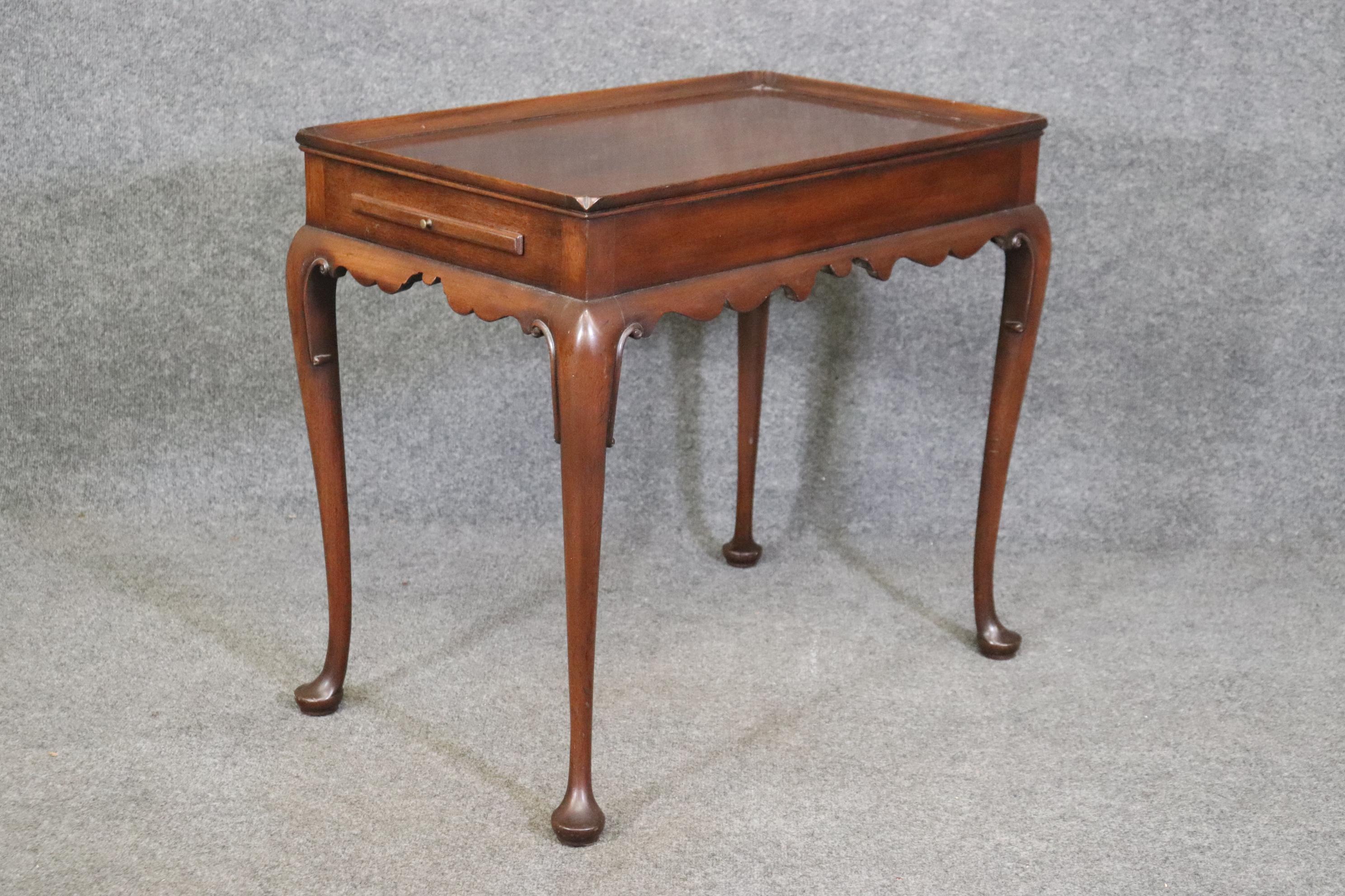 This is a Kittinger quality Colonial Williamsburg style tea table with pull out slides and in good condition. The table measures 26.5 tall x 30.25 wide  x 18.25 deep. The table dates to the 1960s-1970. 



We can help with shipping to the ground
