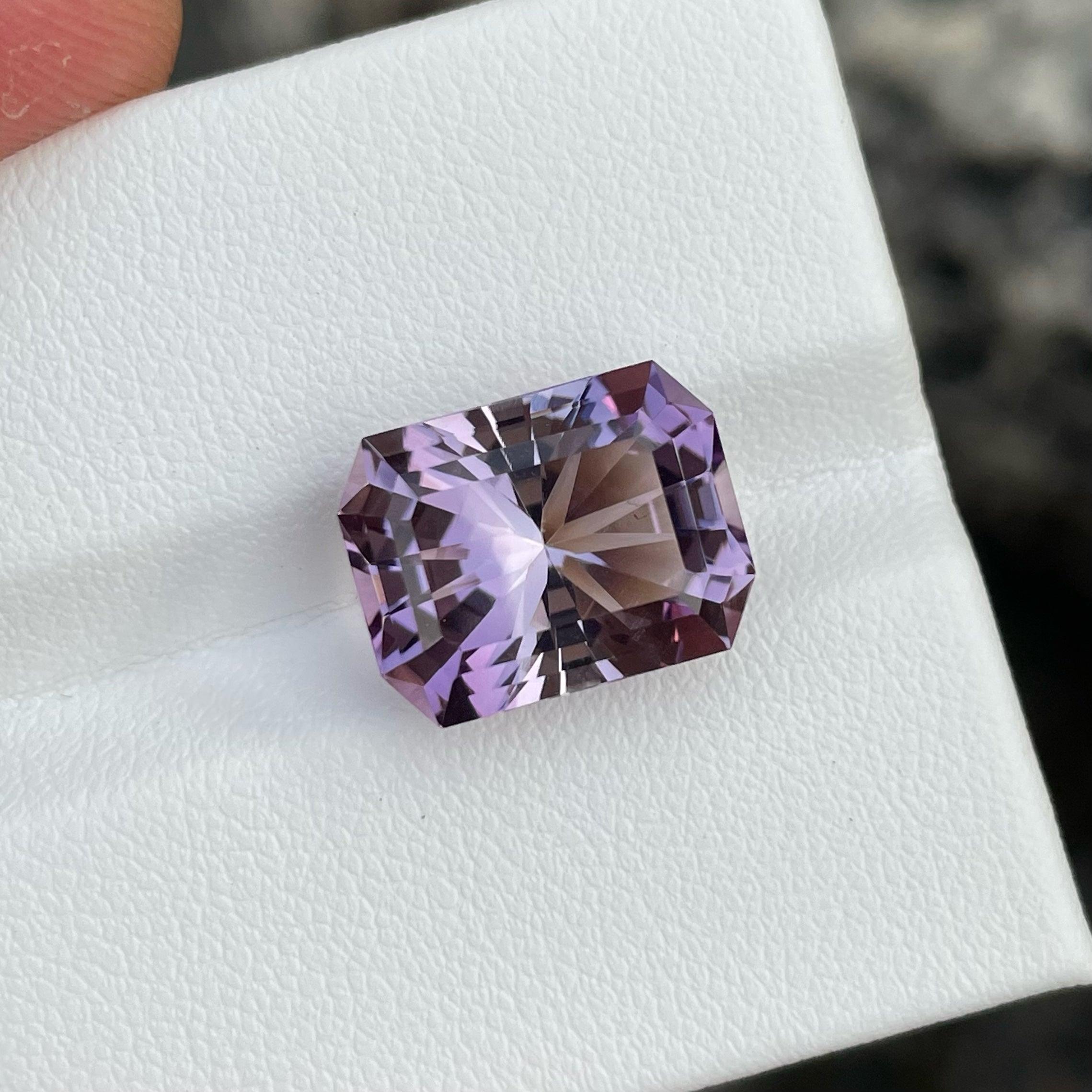 Schöne Farbe Zonierung in Amethyst aus Brasilien 8,11 Karat Amethyst Edelstein (Radiantschliff)