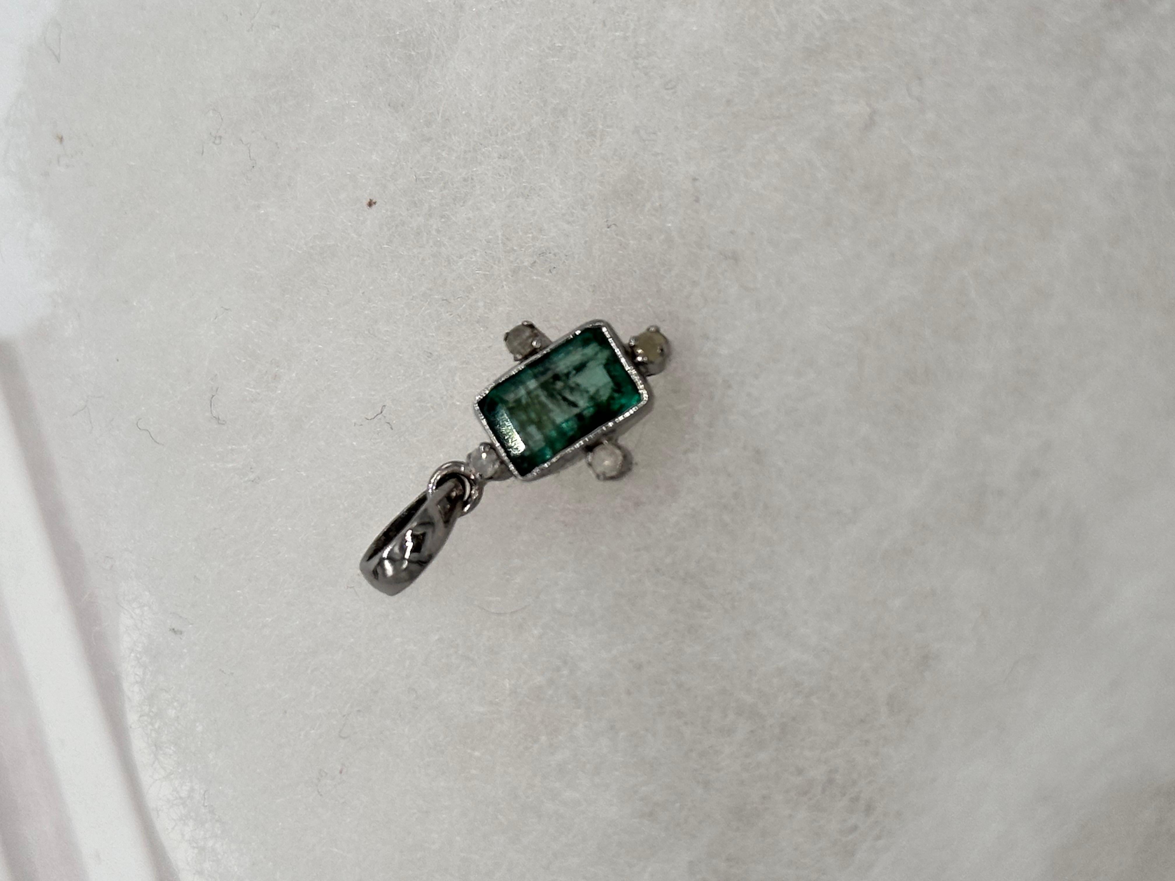 Questo ciondolo è sinonimo di Eleganza. Completa il tuo look quotidiano e attira l'attenzione nelle occasioni speciali. Questo pezzo di bellezza è composto da uno smeraldo naturale certificato dello Zambia tempestato di argento 925 e diamanti