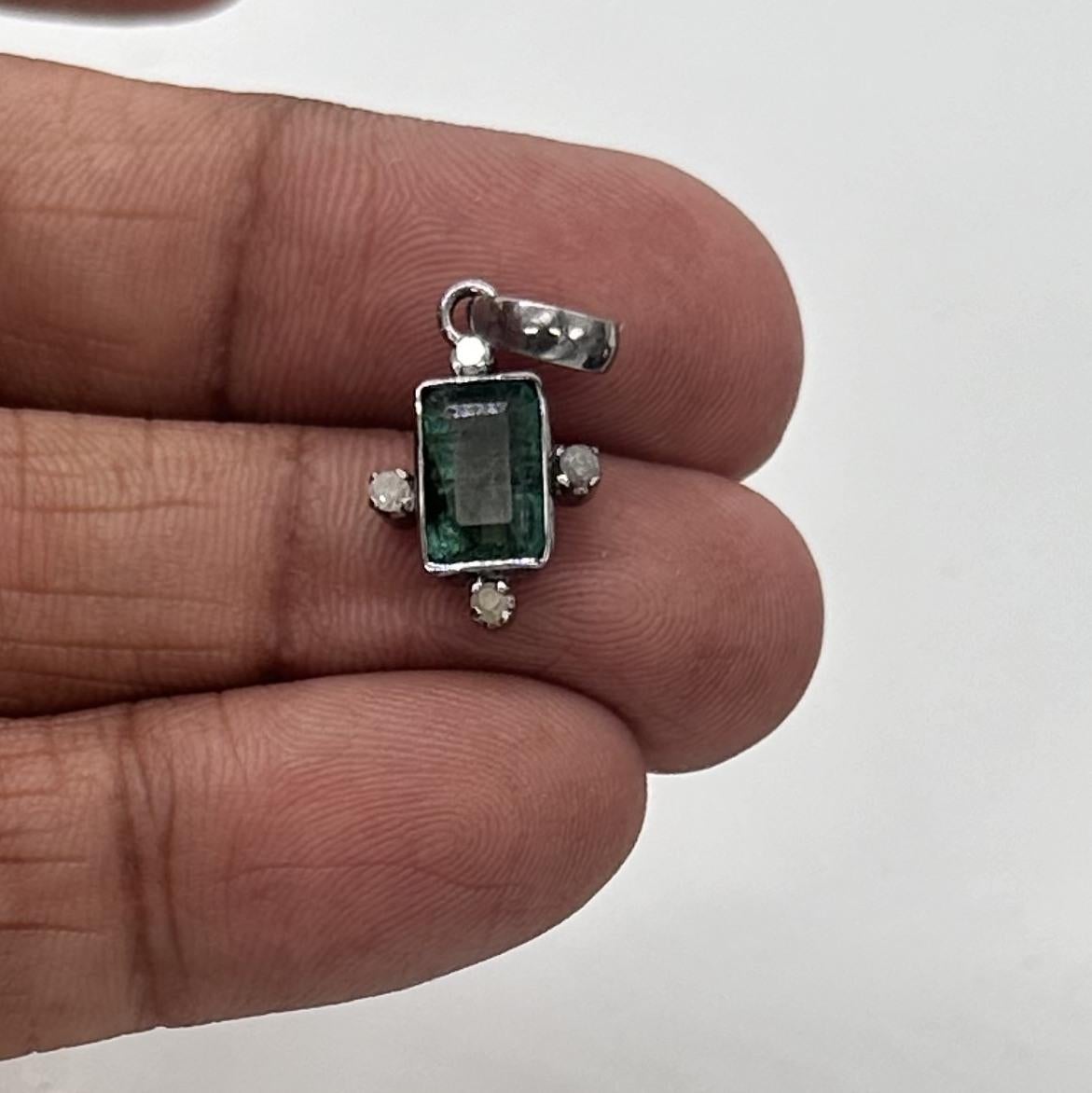 Art Nouveau Ciondolo d'argento con diamanti smeraldini certificati di colore verde alga naturale. in vendita
