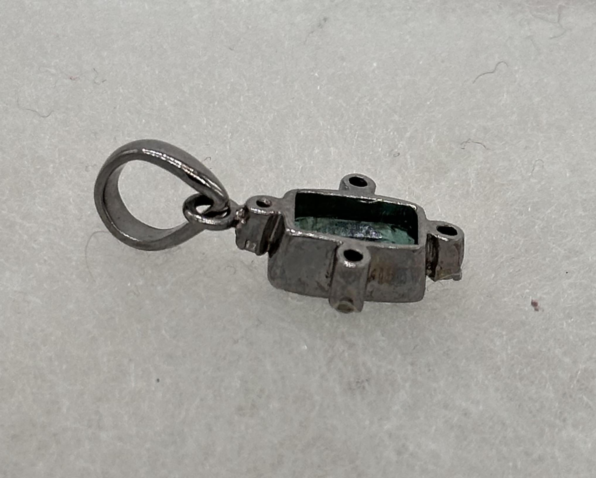 Taglio smeraldo Ciondolo d'argento con diamanti smeraldini certificati di colore verde alga naturale. in vendita