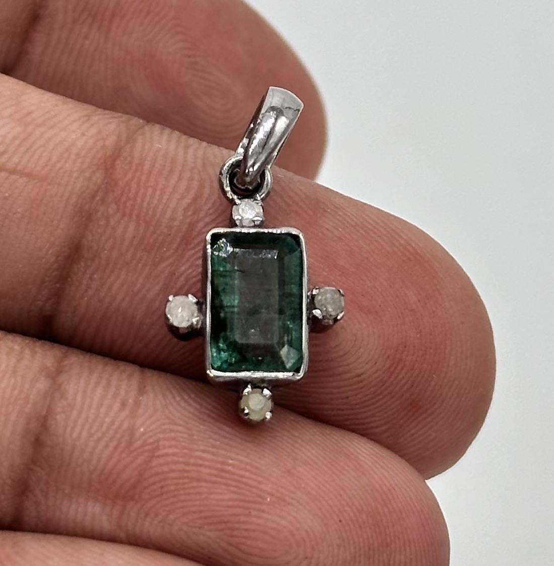 Ciondolo d'argento con diamanti smeraldini certificati di colore verde alga naturale. In condizioni Nuovo in vendita a Delhi, DL