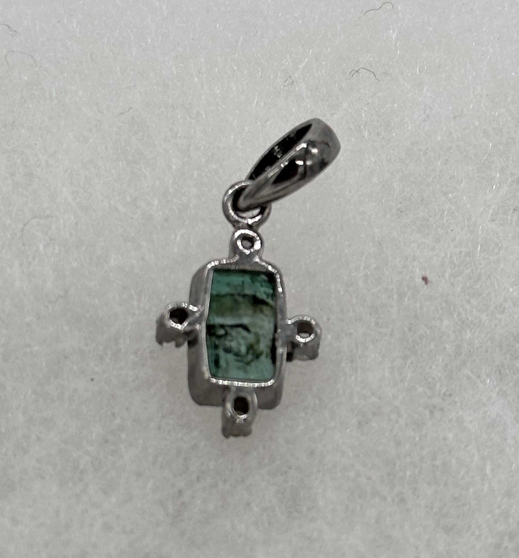 Ciondolo d'argento con diamanti smeraldini certificati di colore verde alga naturale. in vendita 1