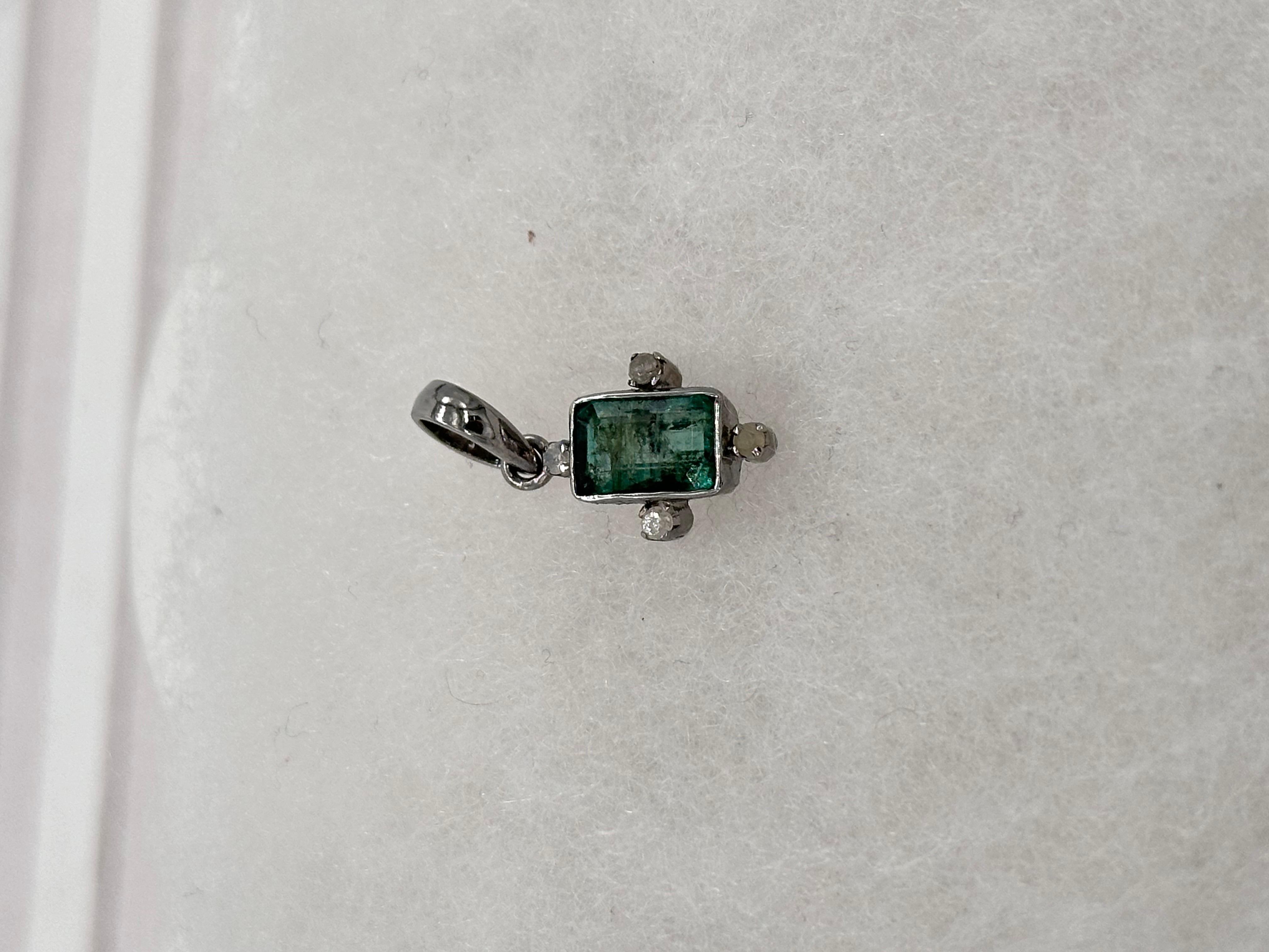 Ciondolo d'argento con diamanti smeraldini certificati di colore verde alga naturale. in vendita 2