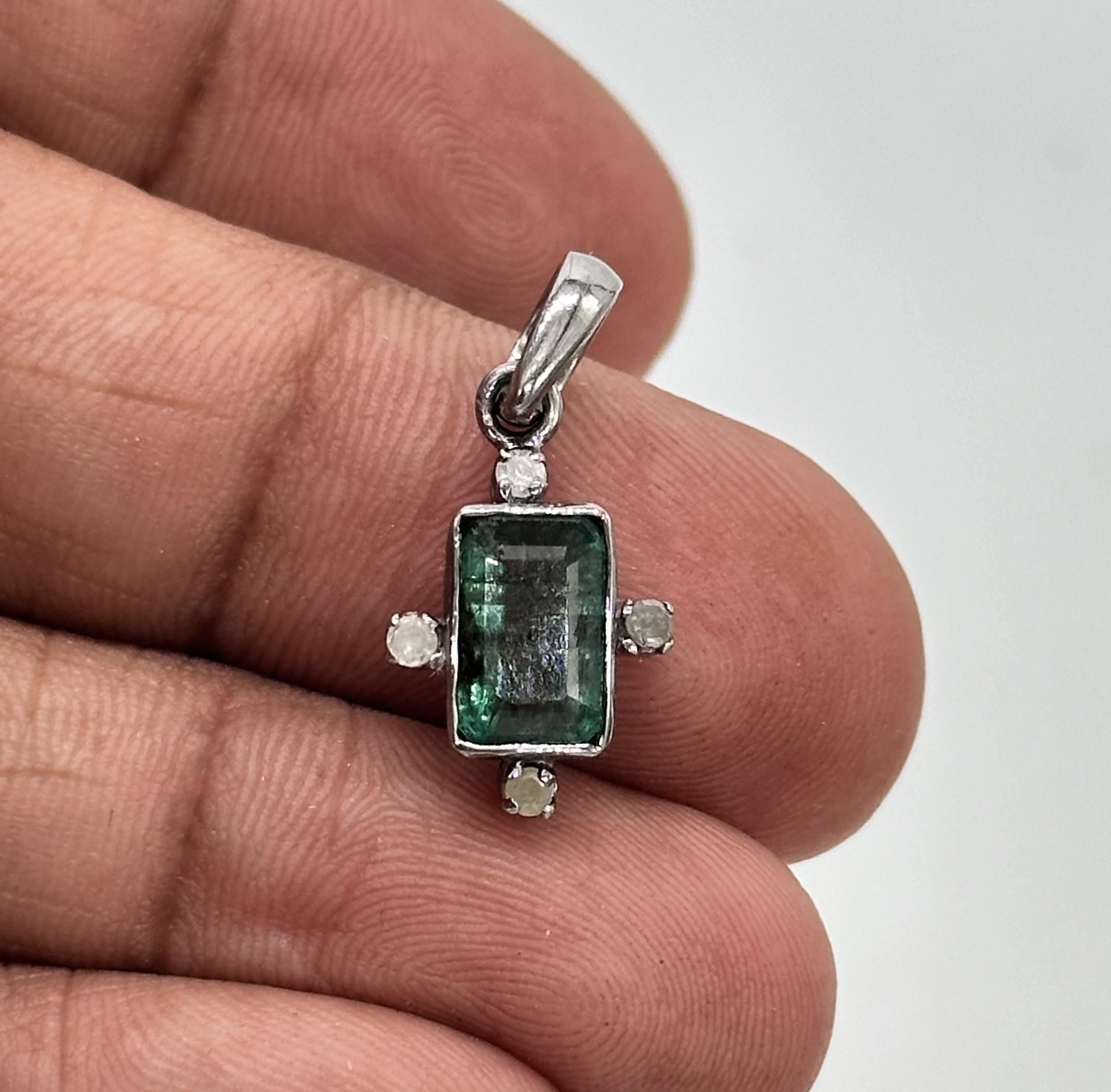 Ciondolo d'argento con diamanti smeraldini certificati di colore verde alga naturale. in vendita 3