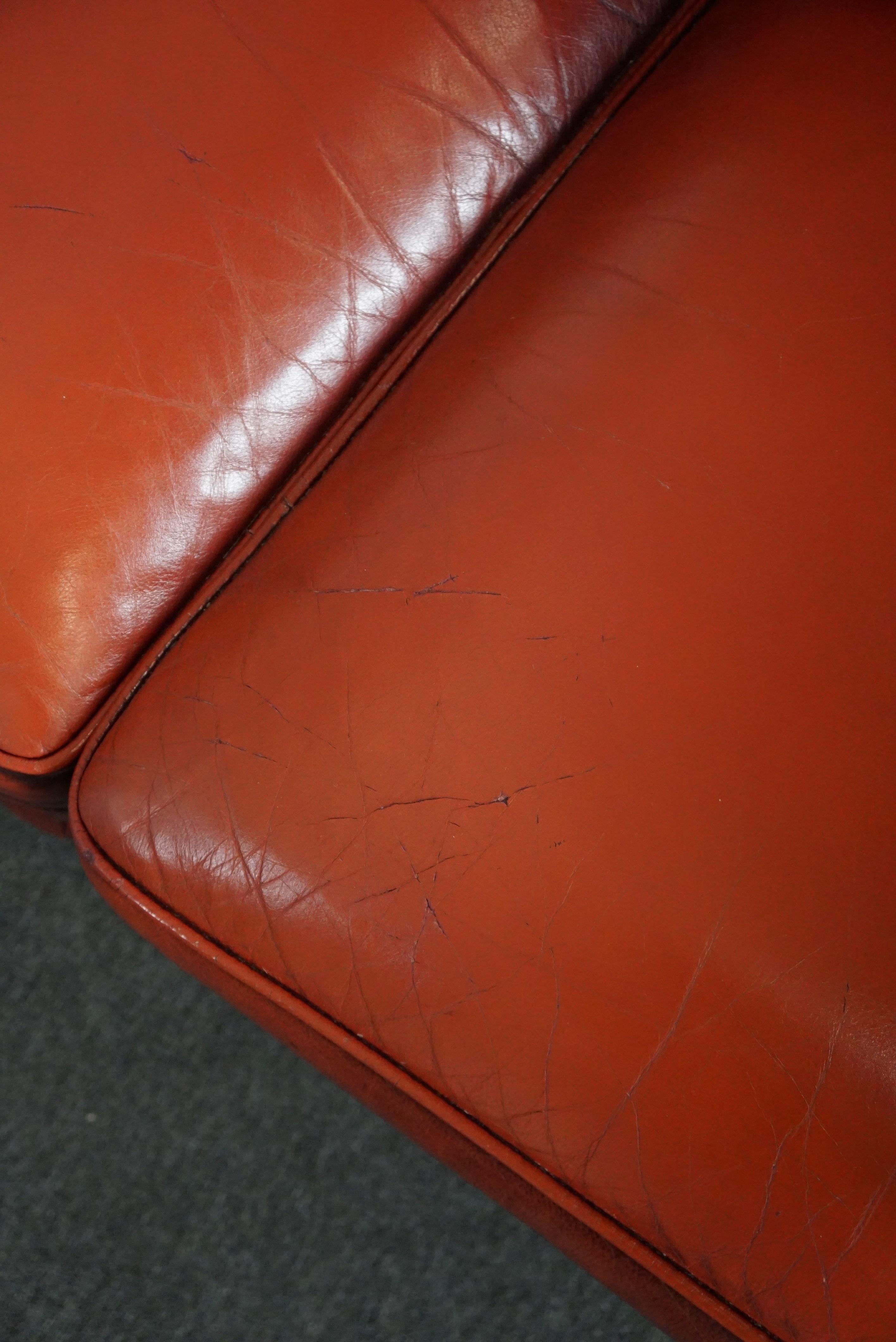 Schönes farbenfrohes rotes geräumiges Chesterfield-Sofa aus Rindsleder, 2,5 Sitze im Angebot 6