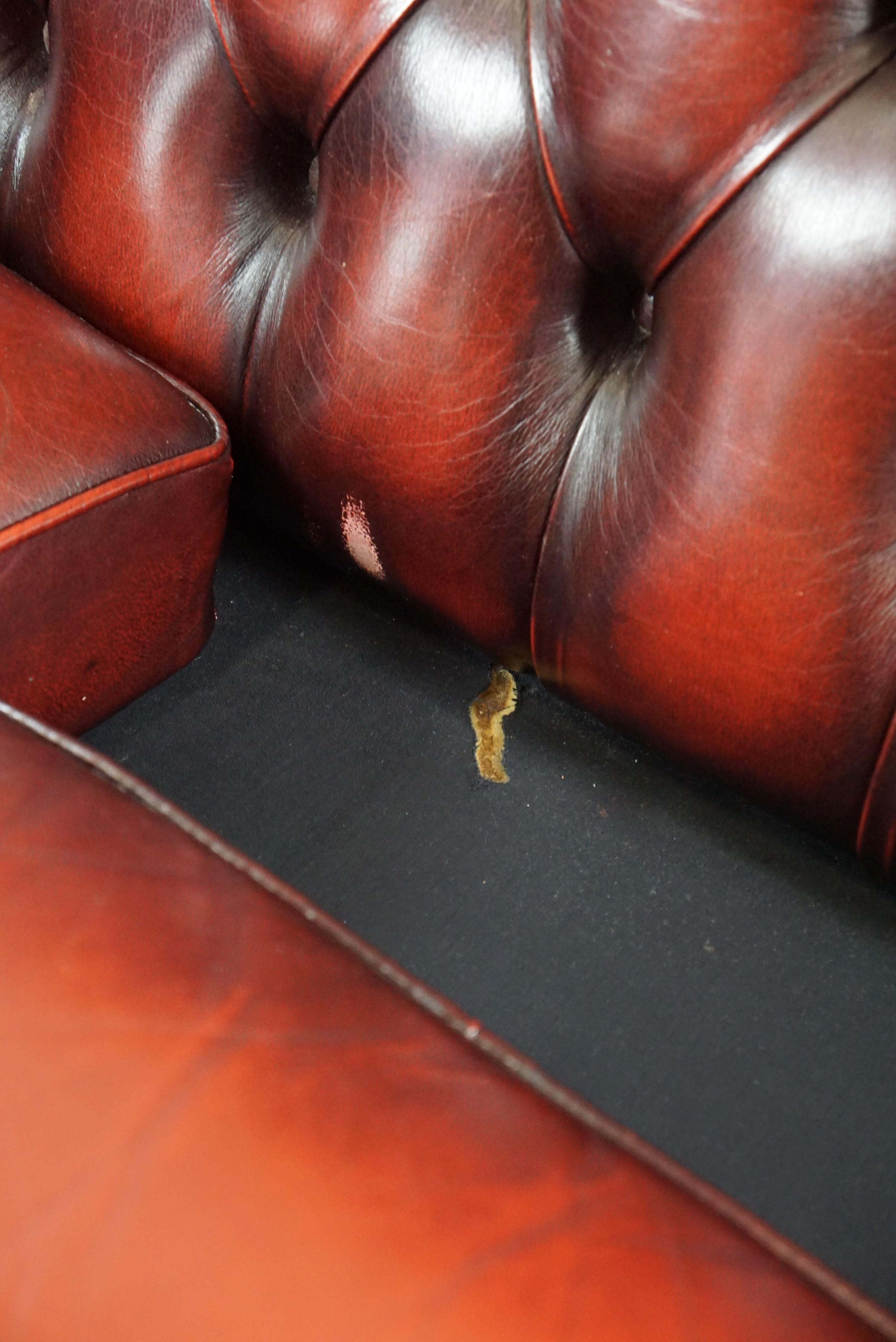 Schönes farbenfrohes rotes geräumiges Chesterfield-Sofa aus Rindsleder, 2,5 Sitze im Angebot 8