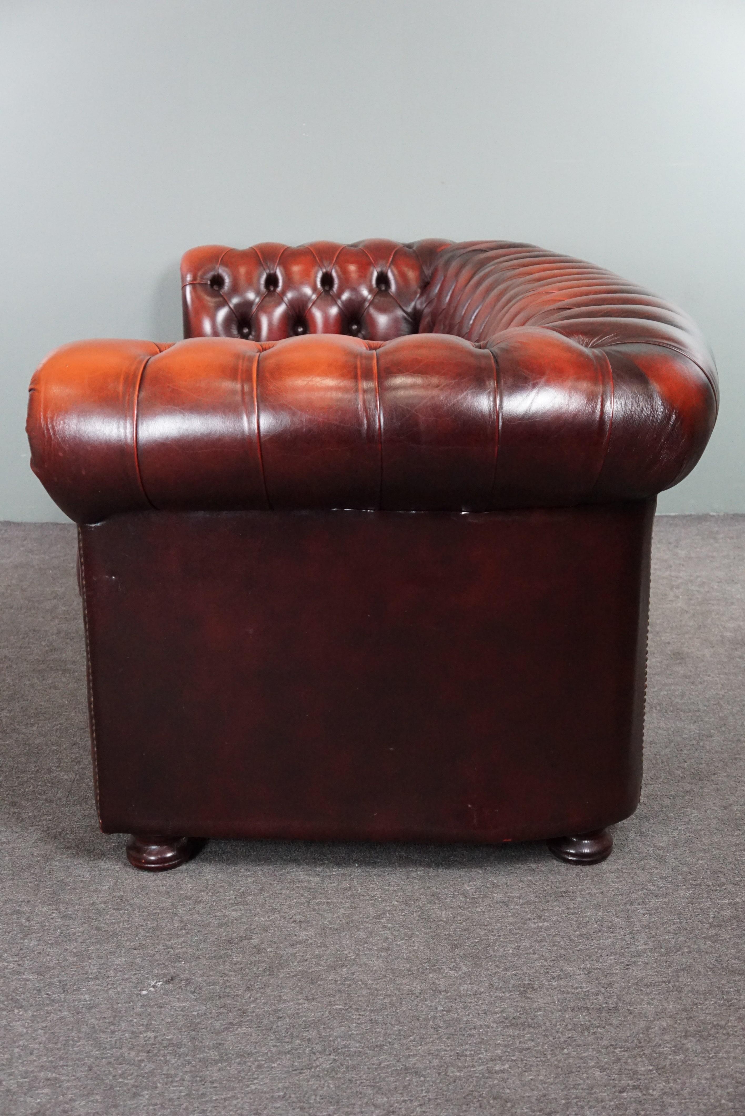 Schönes farbenfrohes rotes geräumiges Chesterfield-Sofa aus Rindsleder, 2,5 Sitze (Handgefertigt) im Angebot
