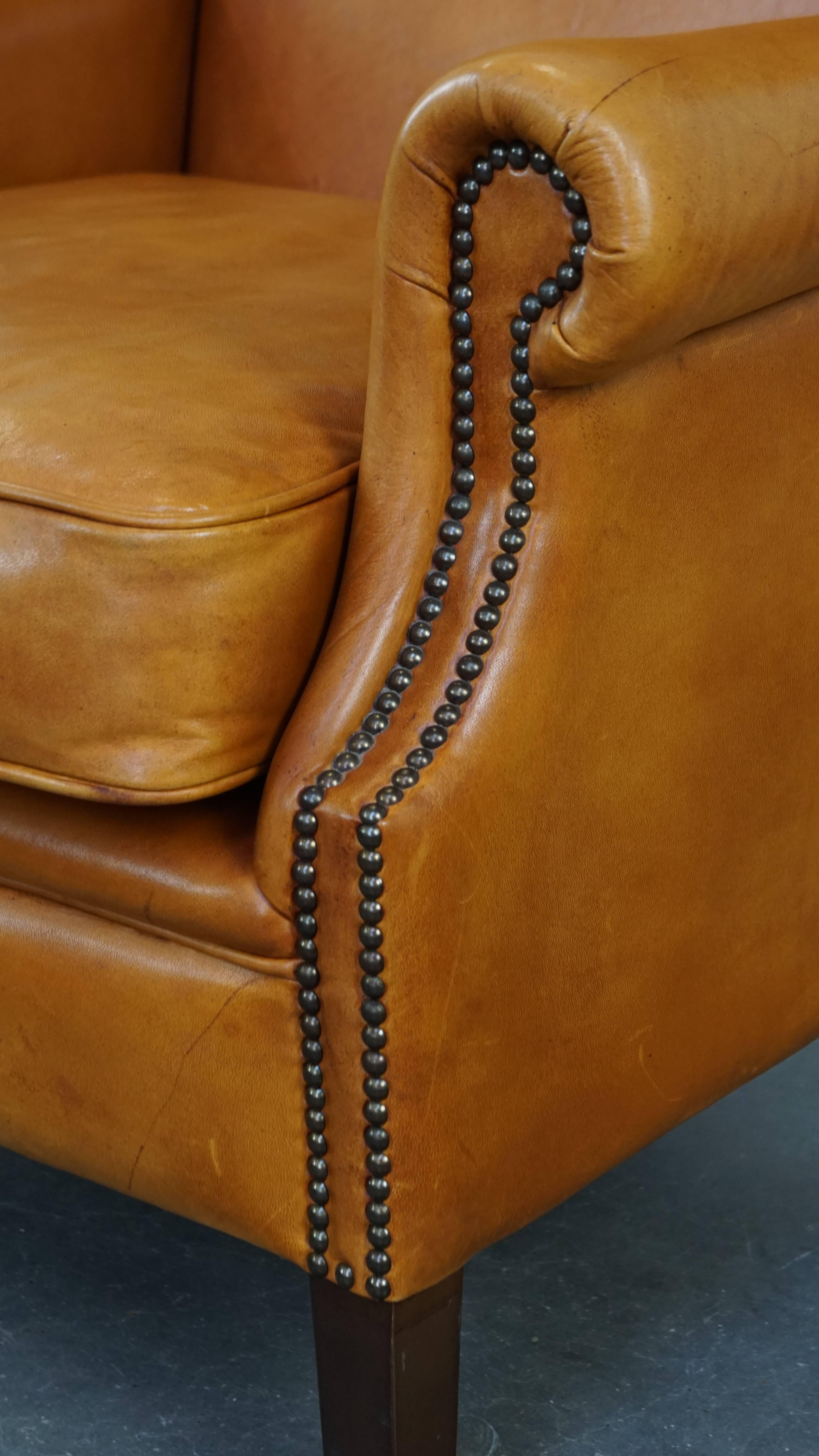 Belle, confortable et  Chaise luxueuse à dossier à oreilles en cuir en bon état en vente 4