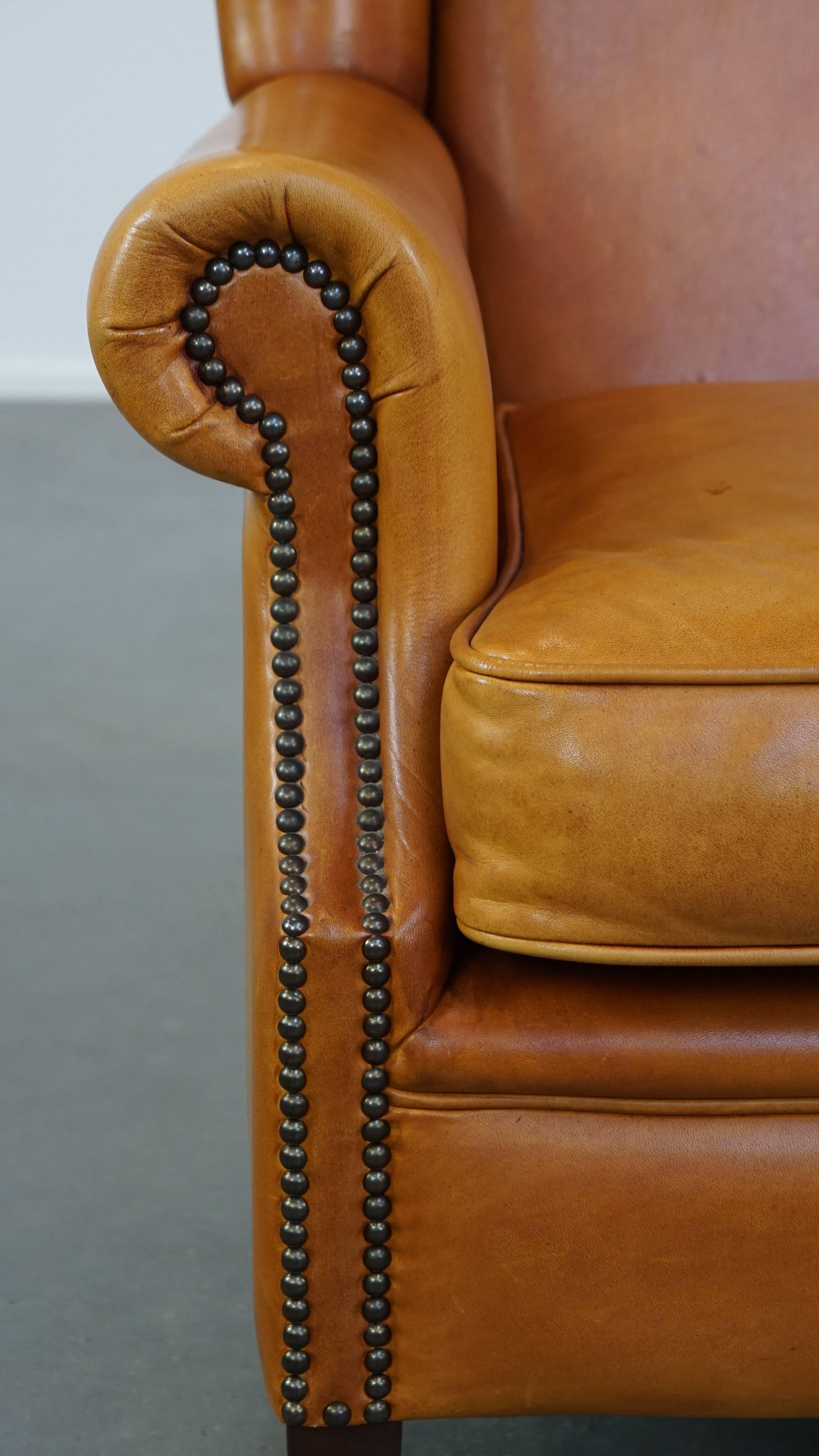 Belle, confortable et  Chaise luxueuse à dossier à oreilles en cuir en bon état en vente 5