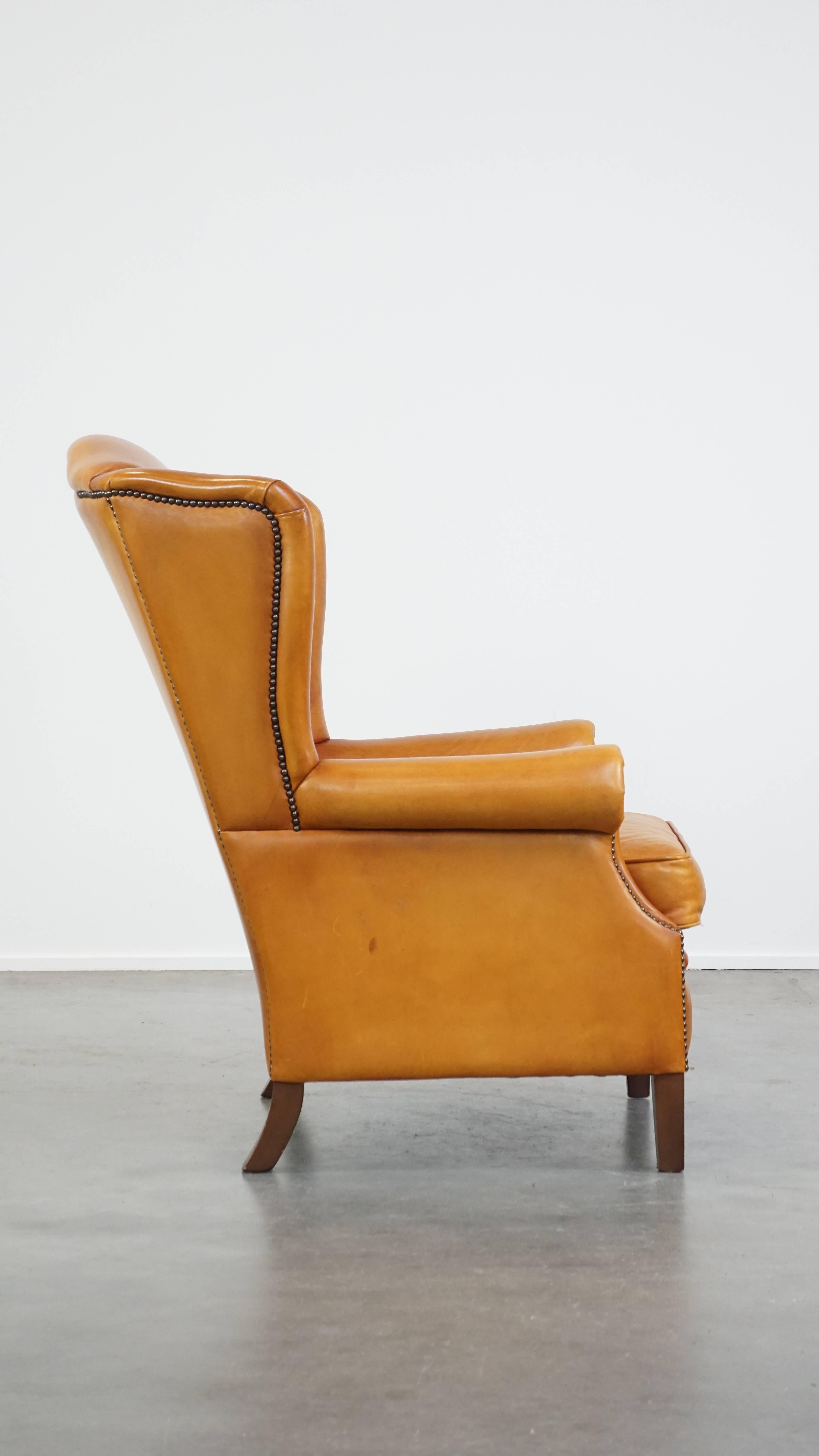 Fait main Belle, confortable et  Chaise luxueuse à dossier à oreilles en cuir en bon état en vente