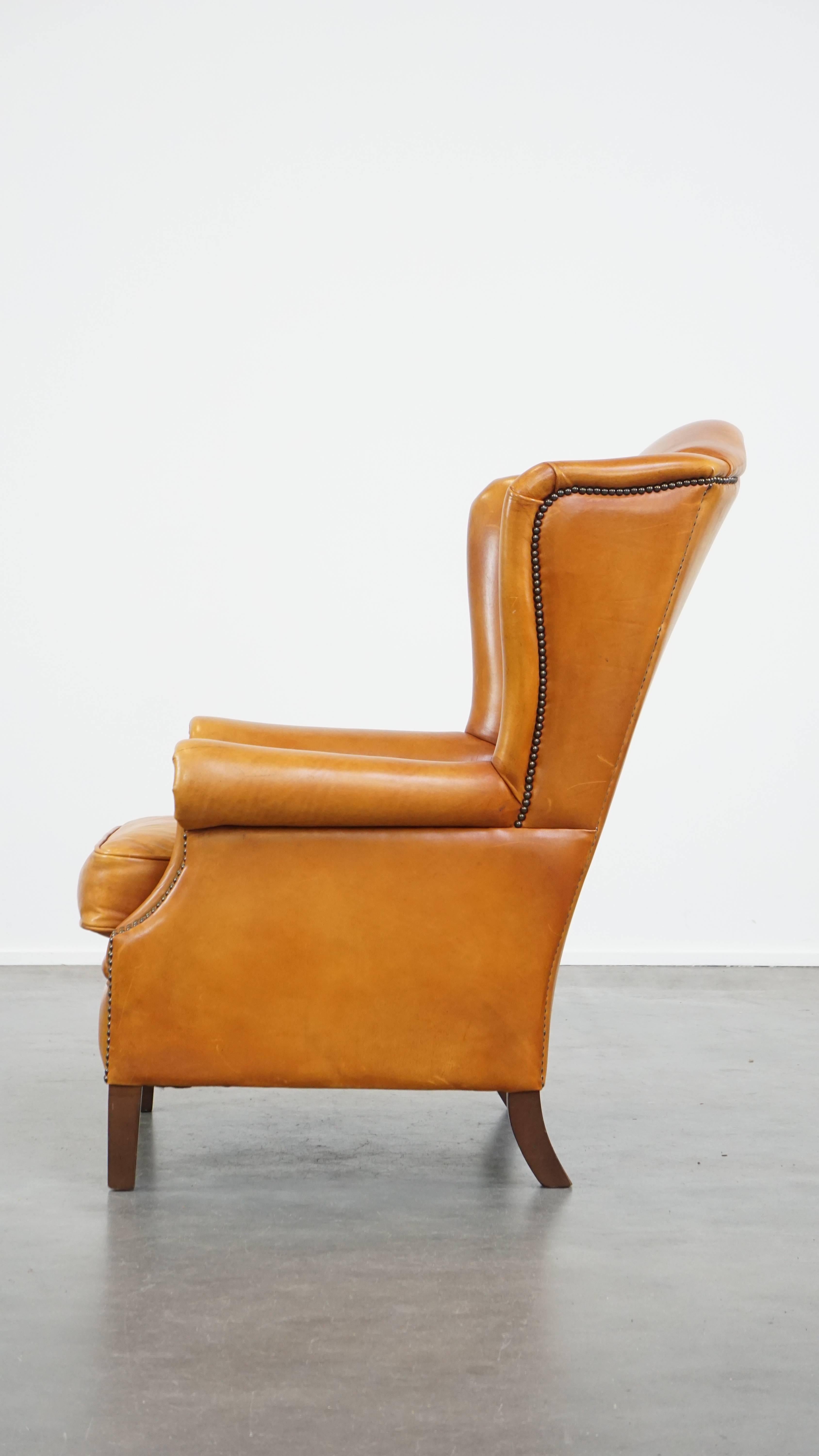 20ième siècle Belle, confortable et  Chaise luxueuse à dossier à oreilles en cuir en bon état en vente