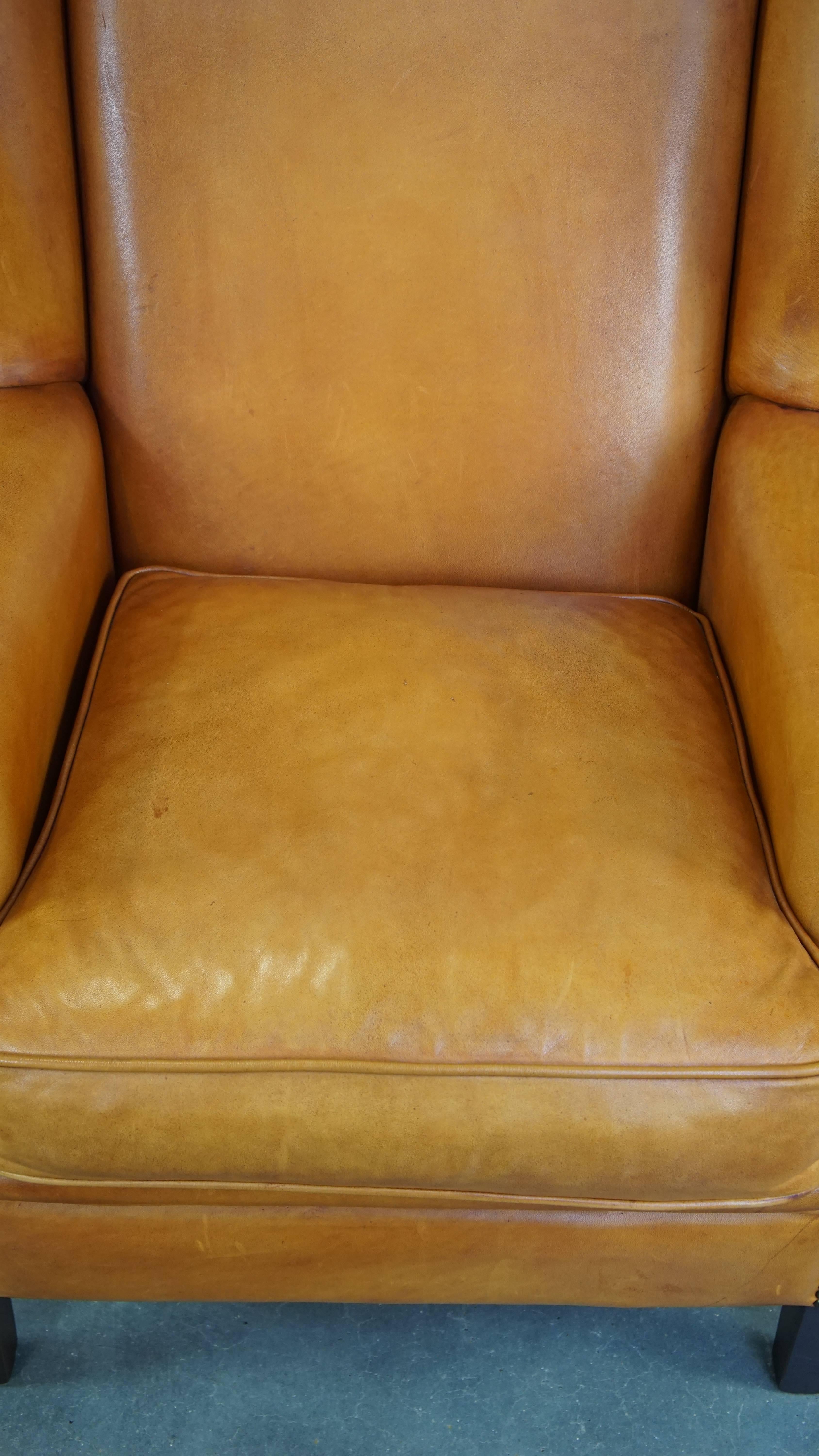 Cuir de vache Belle, confortable et  Chaise luxueuse à dossier à oreilles en cuir en bon état en vente