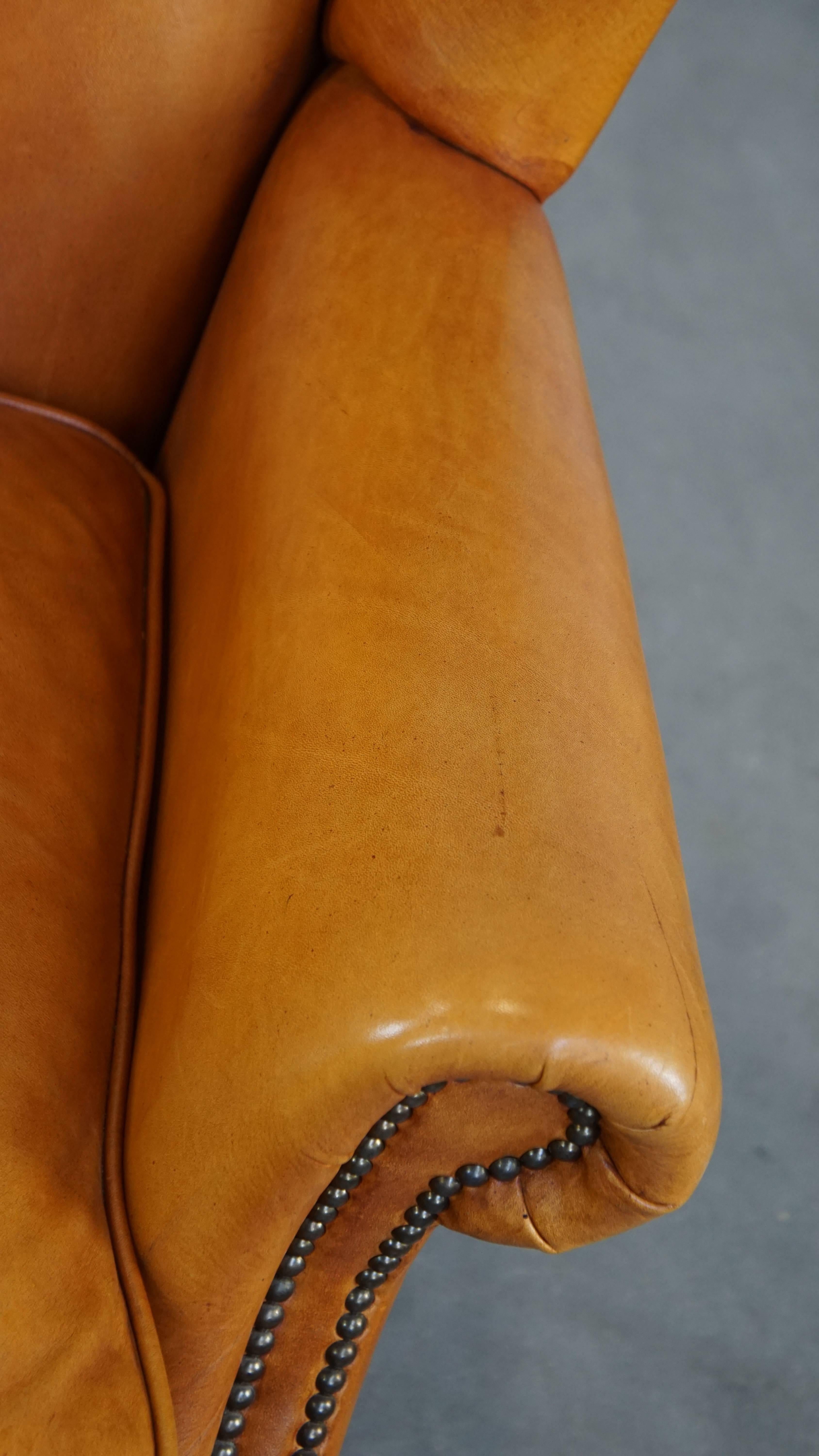 Belle, confortable et  Chaise luxueuse à dossier à oreilles en cuir en bon état en vente 2