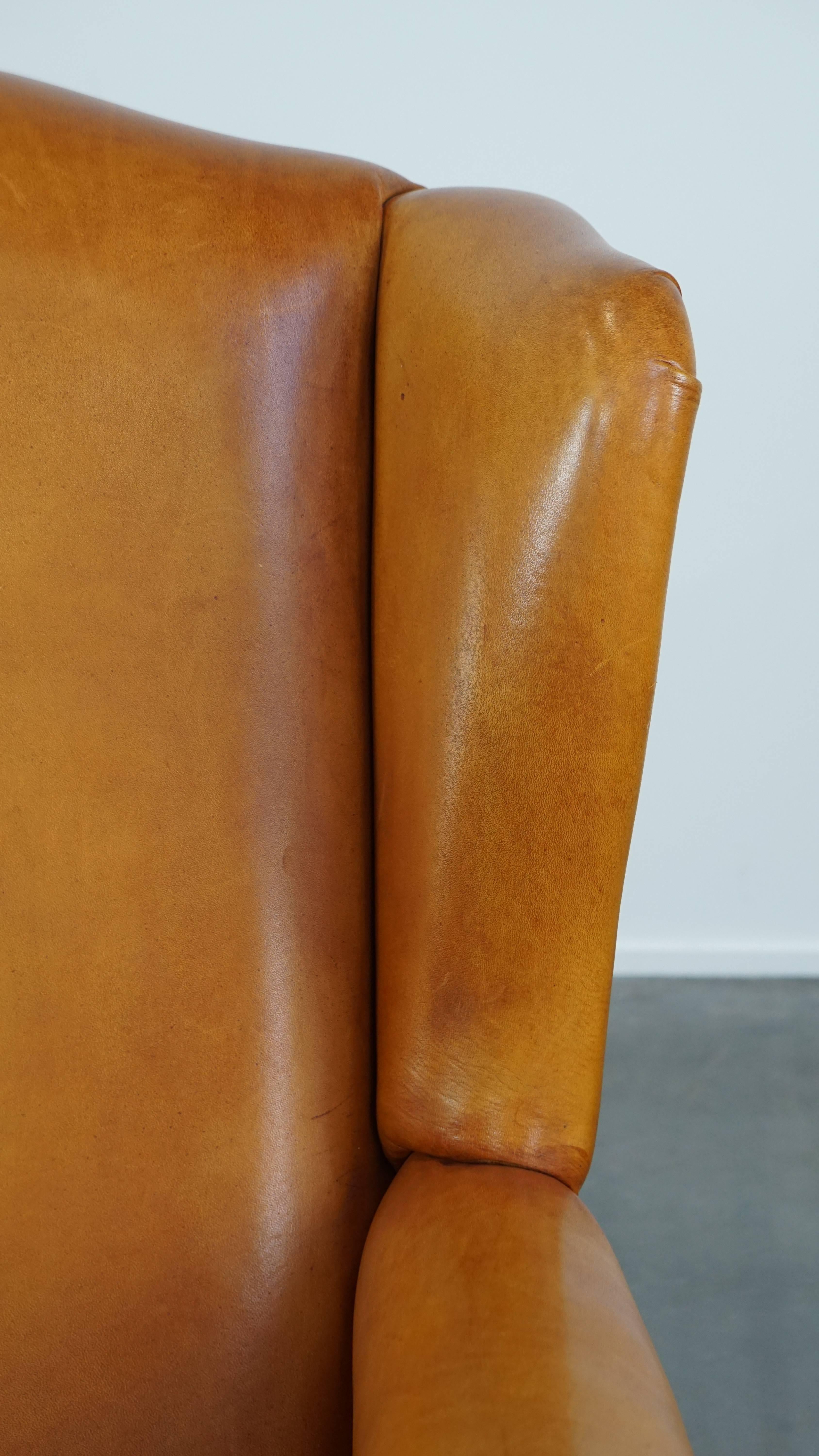 Belle, confortable et  Chaise luxueuse à dossier à oreilles en cuir en bon état en vente 3
