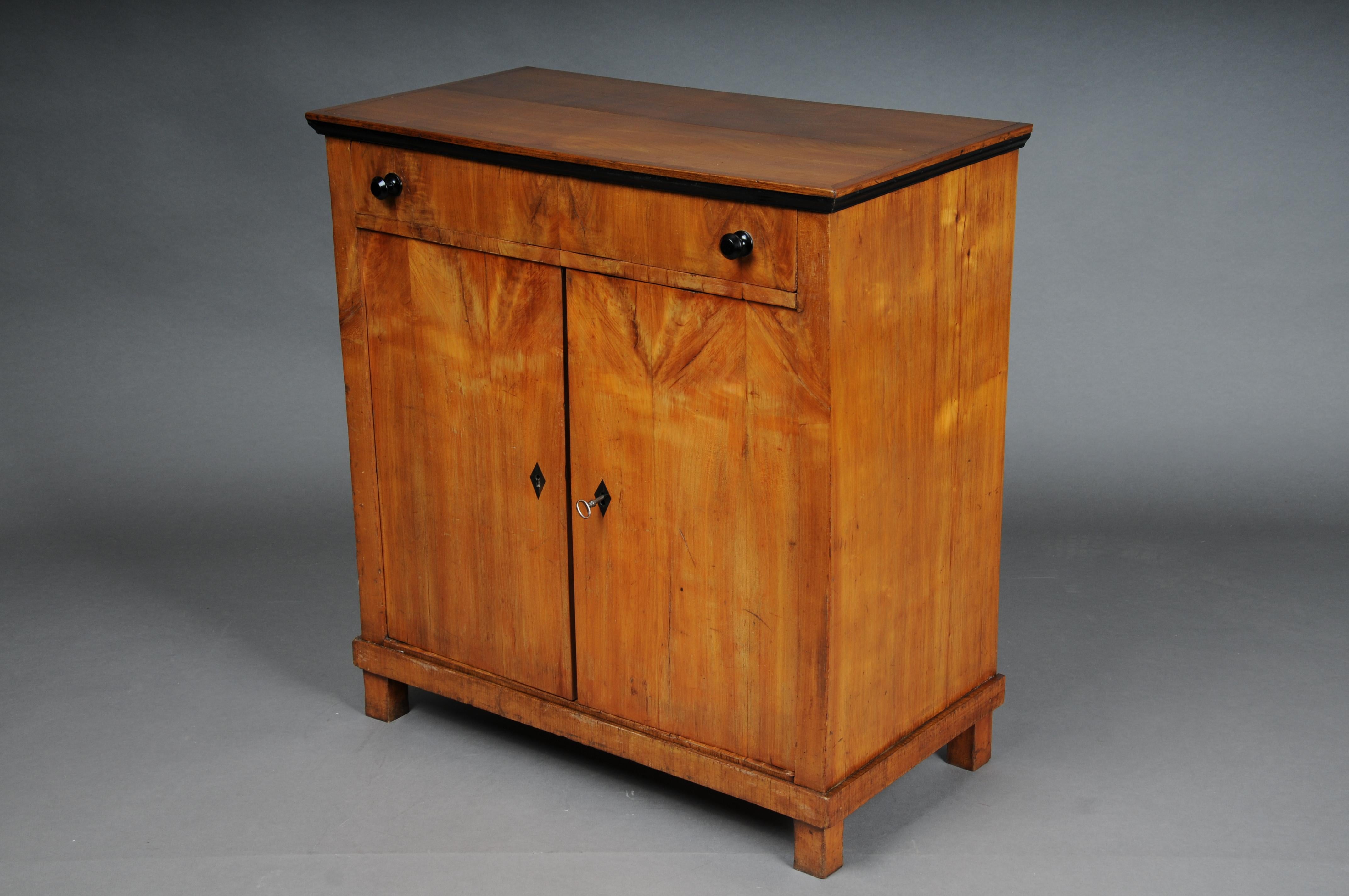 Beautiful compact Biedermeier chest of drawers, South German around 1840, birch For Sale 4