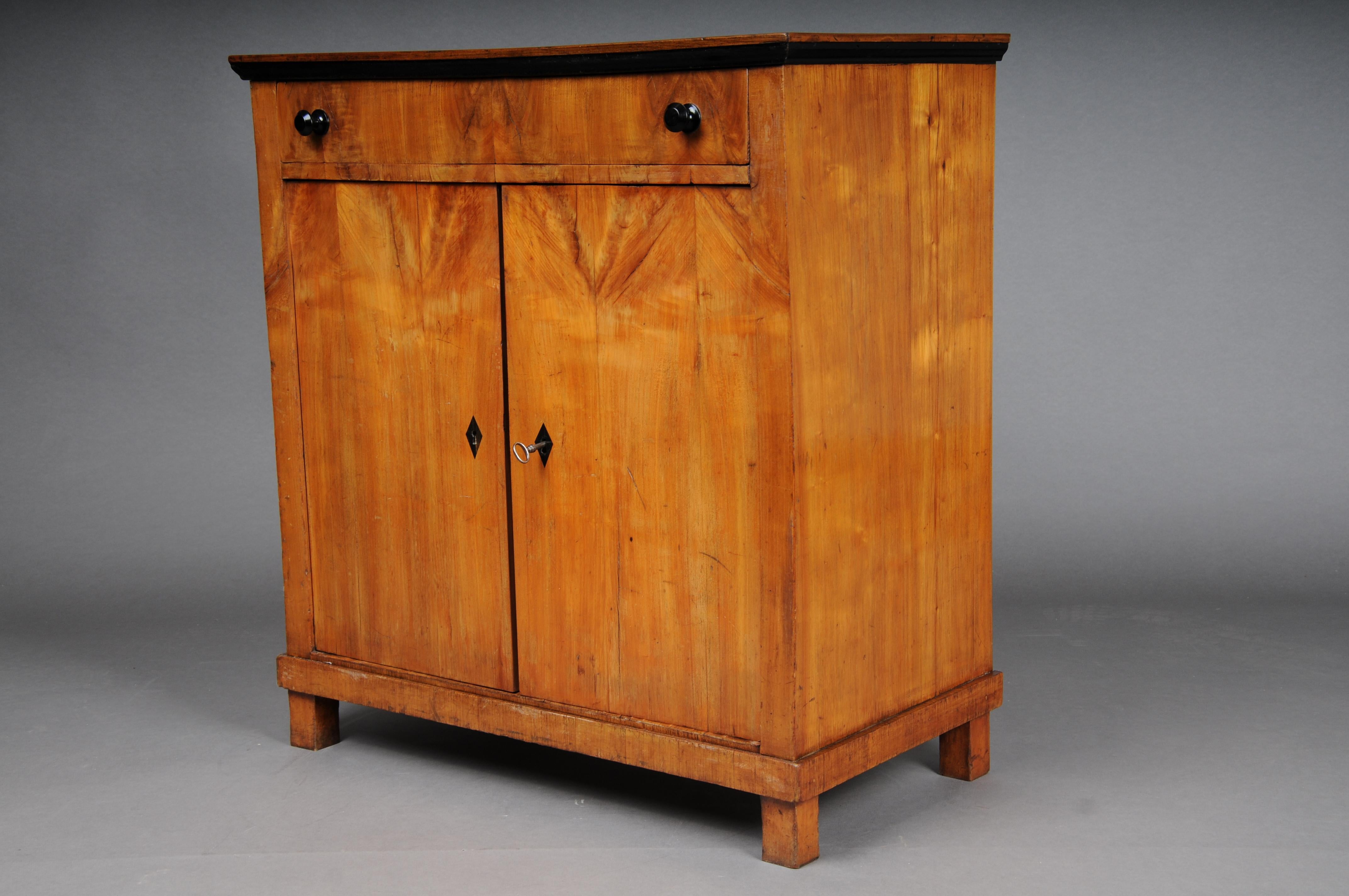 Beautiful compact Biedermeier chest of drawers, South German around 1840, birch For Sale 5