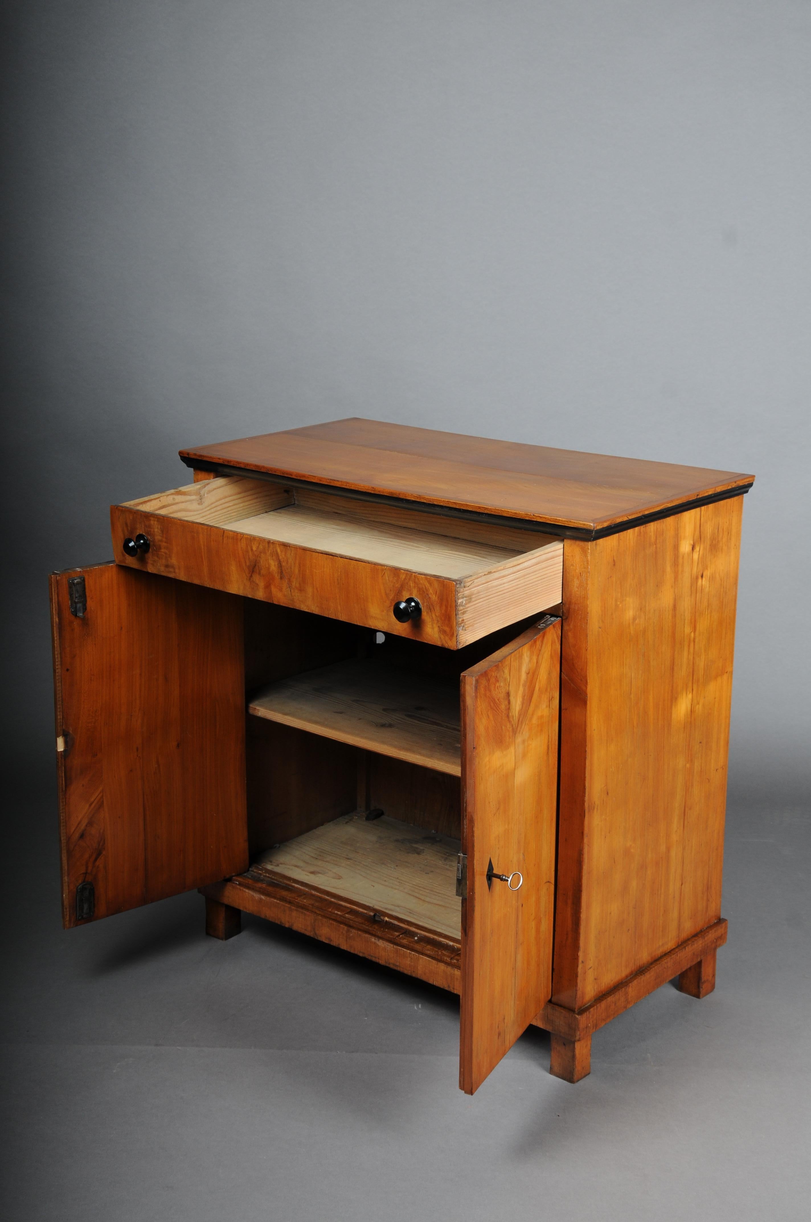 Beautiful compact Biedermeier chest of drawers, South German around 1840, birch For Sale 6