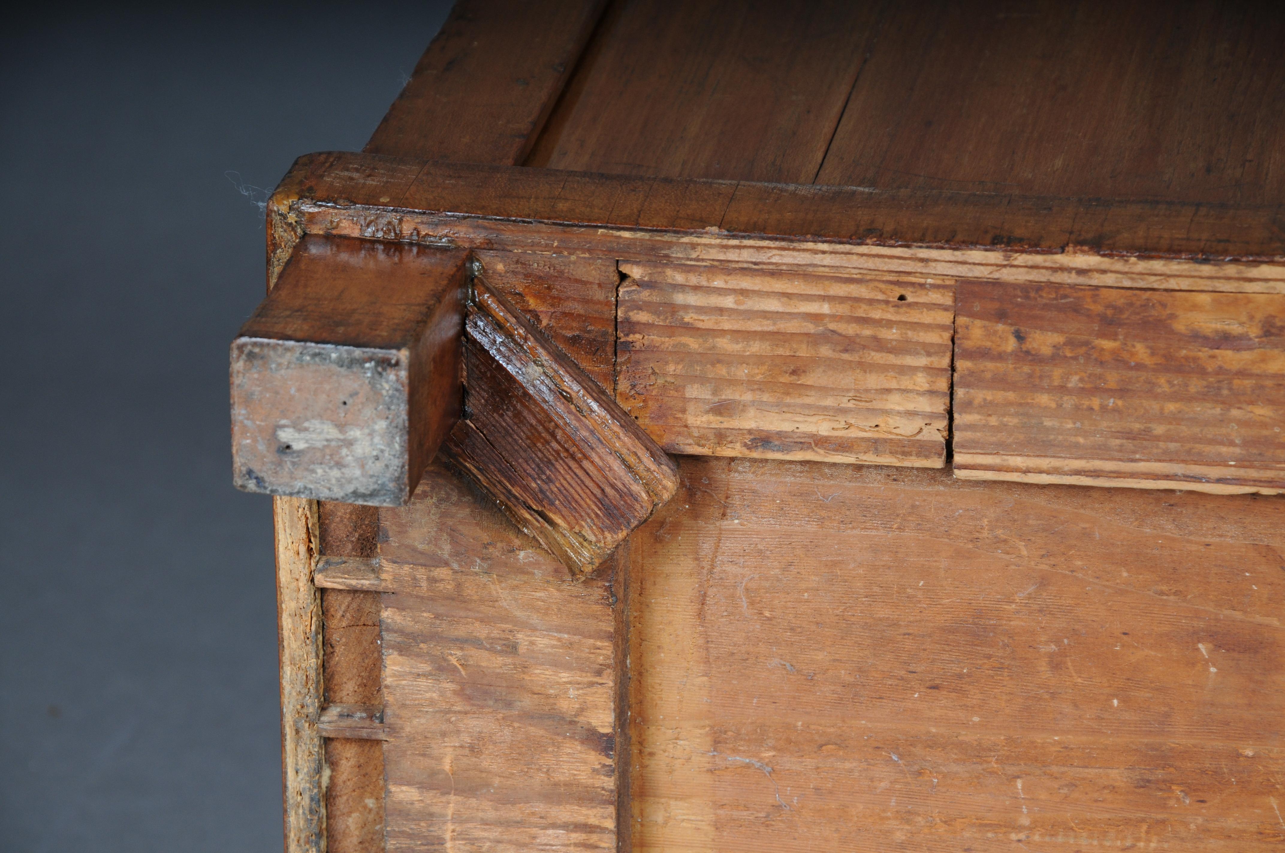 Beautiful compact Biedermeier chest of drawers, South German around 1840, birch For Sale 14