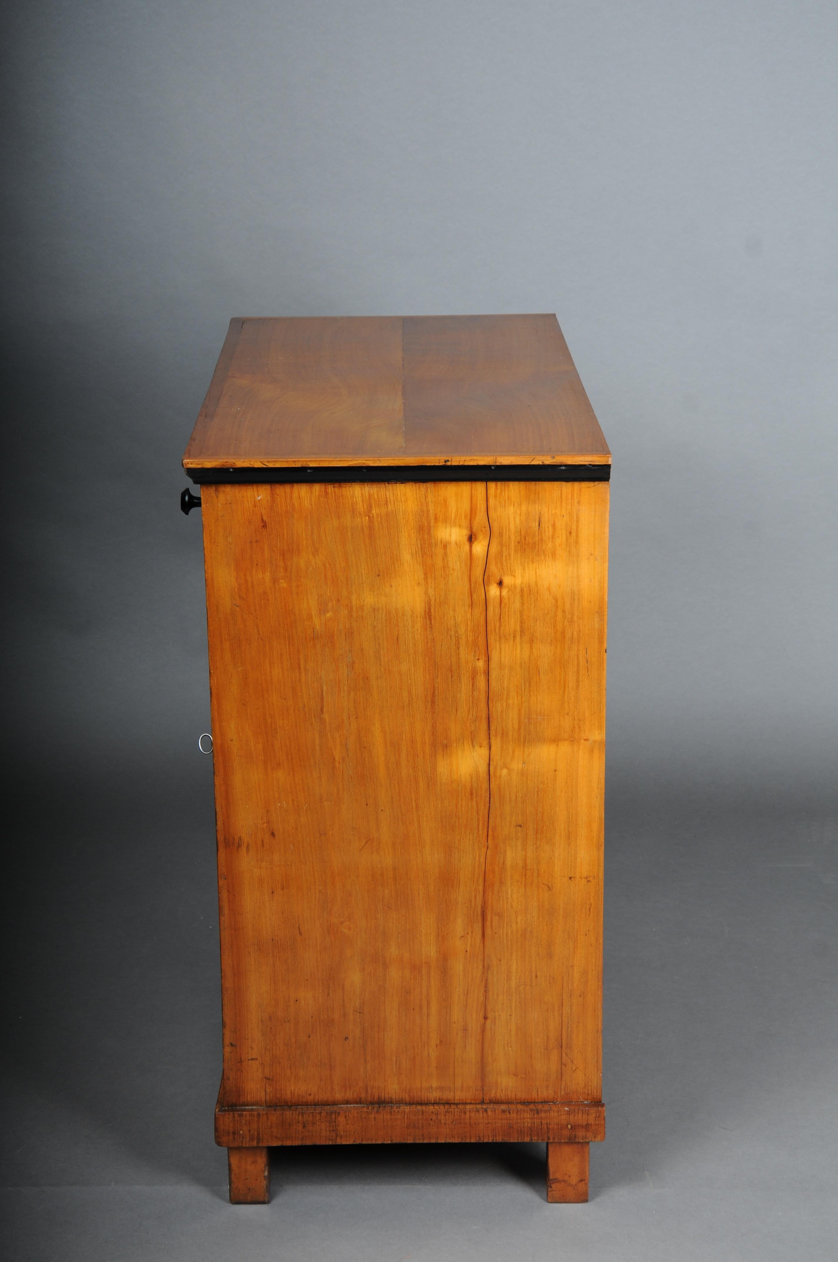 Beautiful compact Biedermeier chest of drawers, South German around 1840, birch For Sale 1