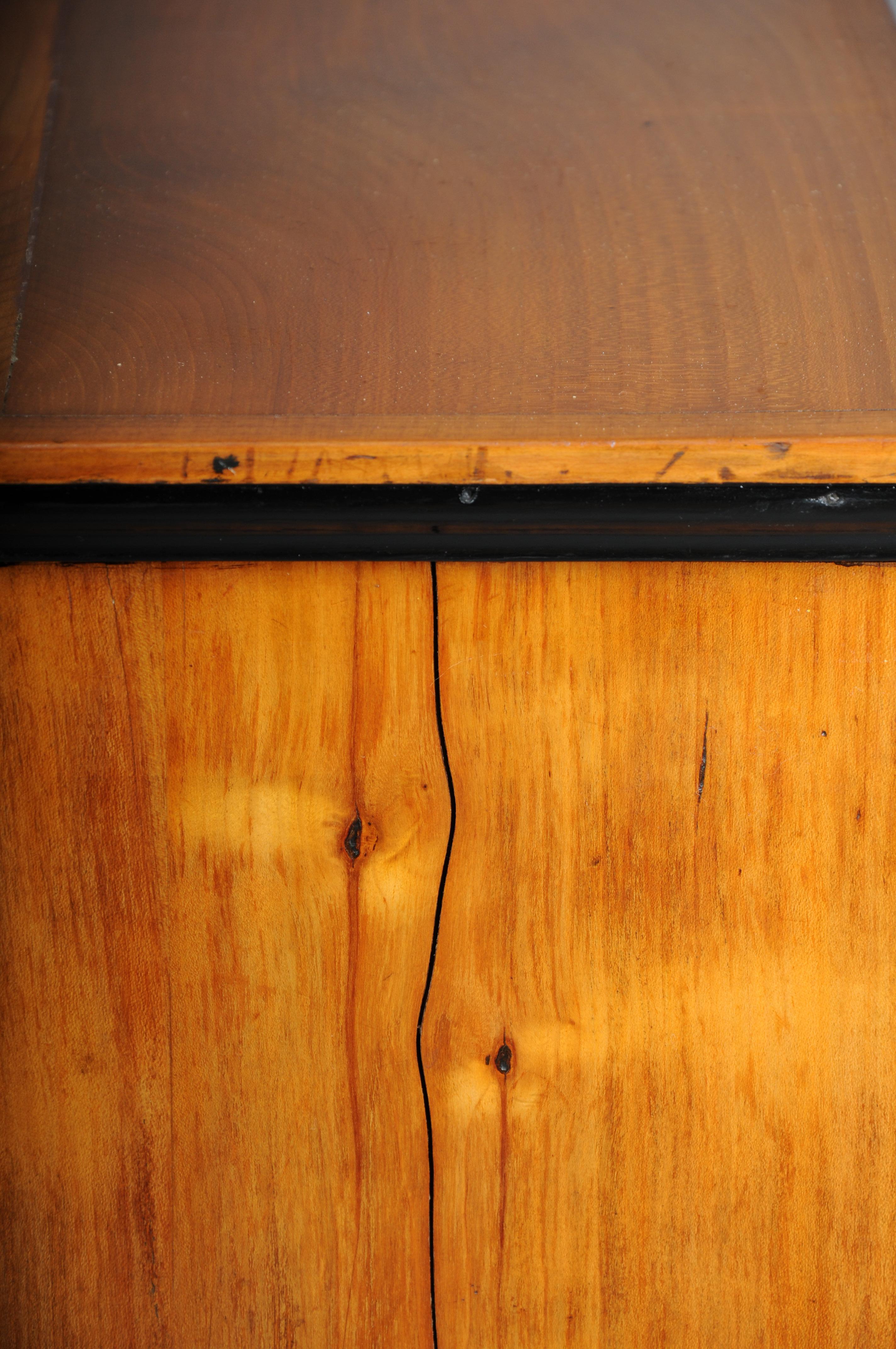 Beautiful compact Biedermeier chest of drawers, South German around 1840, birch For Sale 2