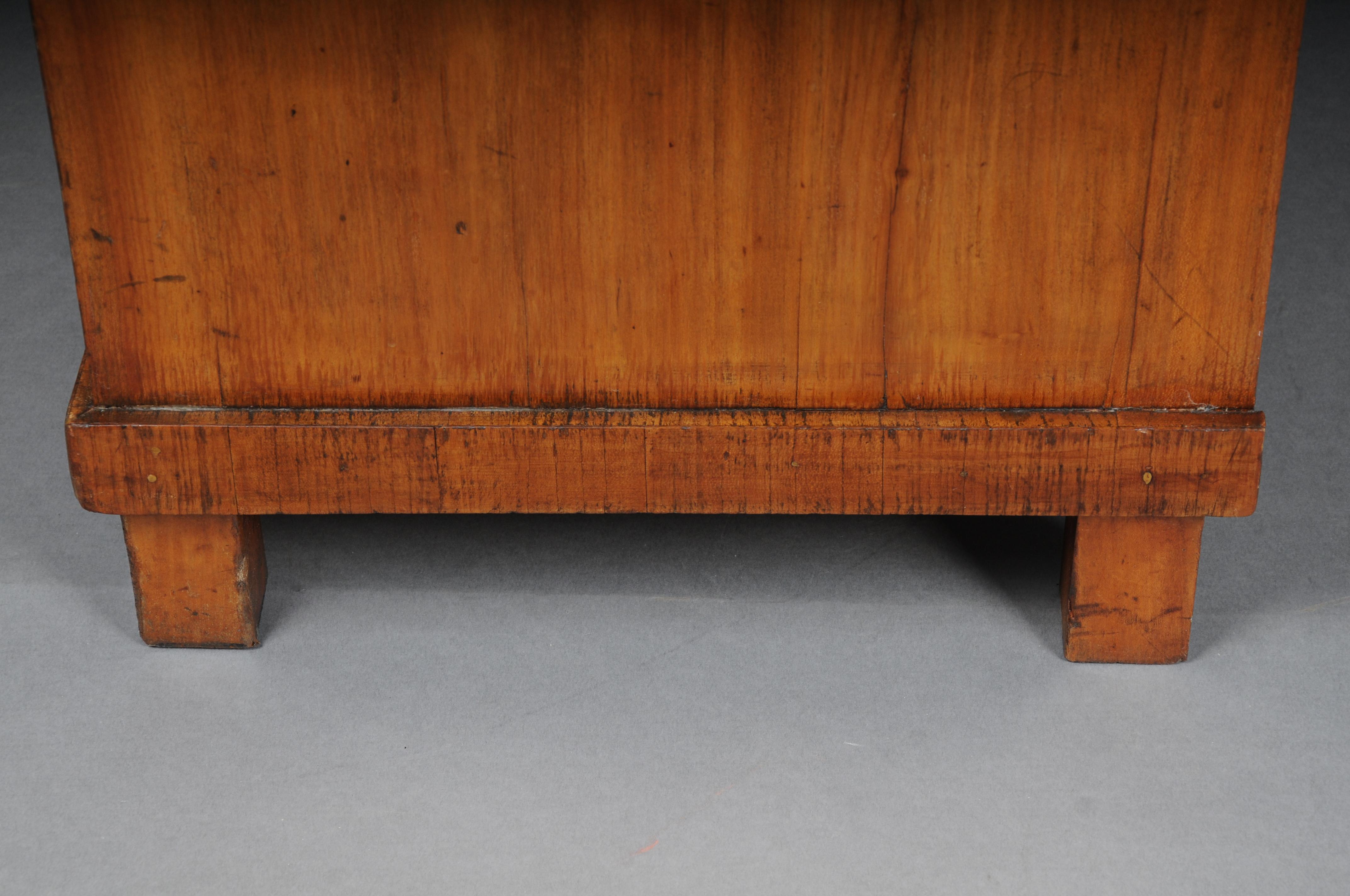 Beautiful compact Biedermeier chest of drawers, South German around 1840, birch For Sale 3