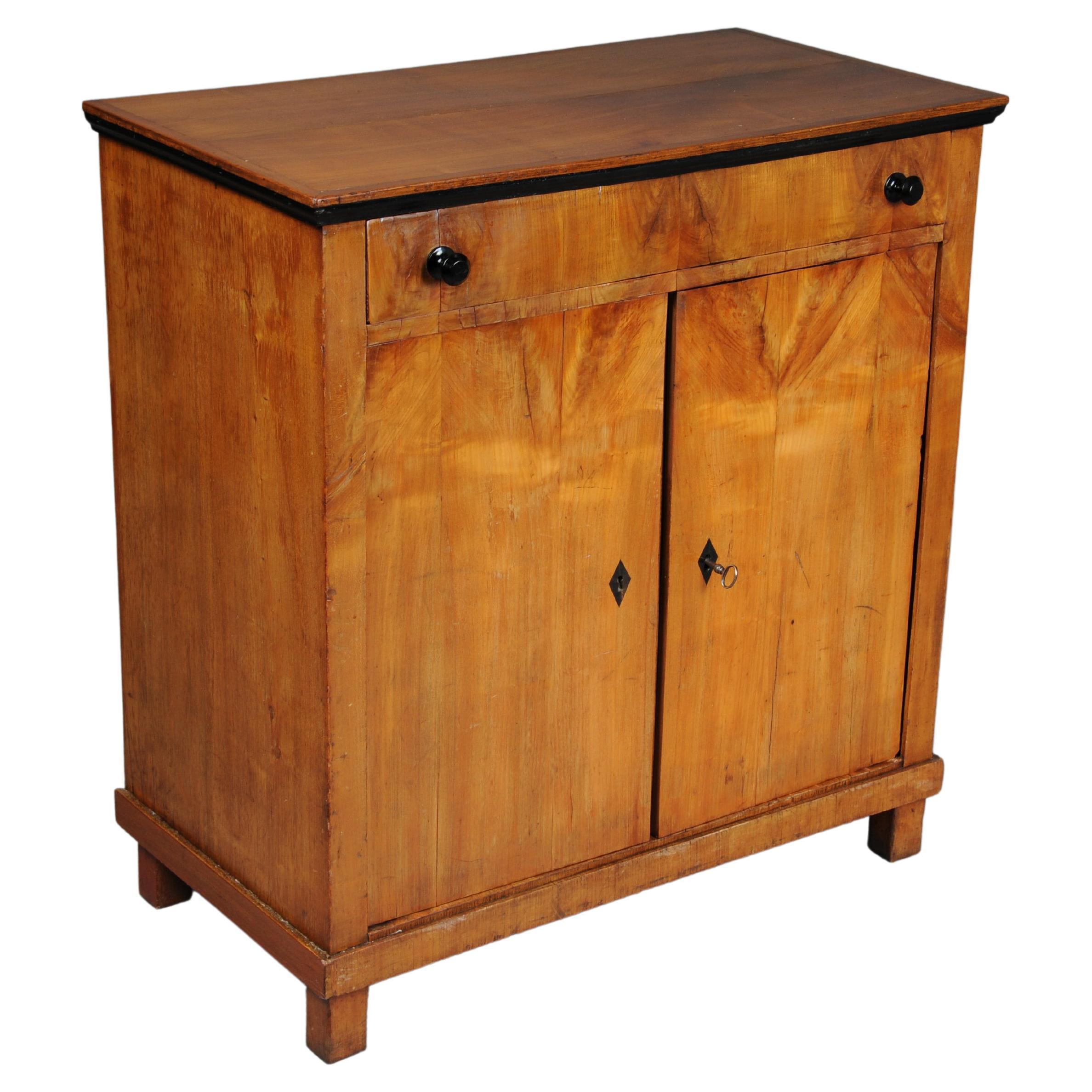 Beautiful compact Biedermeier chest of drawers, South German around 1840, birch For Sale