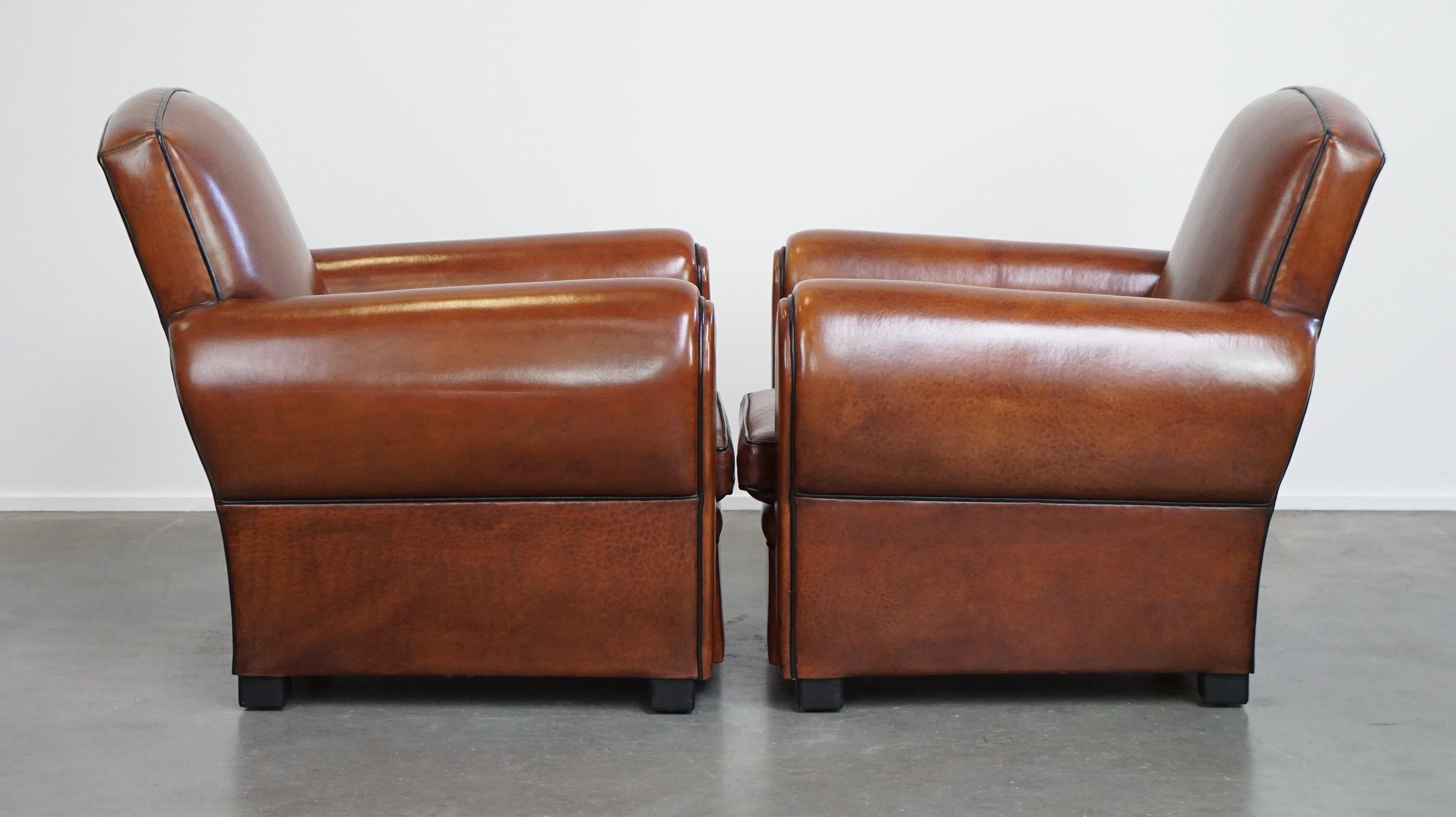 Magnifique ensemble complet composé d'un canapé en cuir de mouton et de deux fauteuils en vente 5