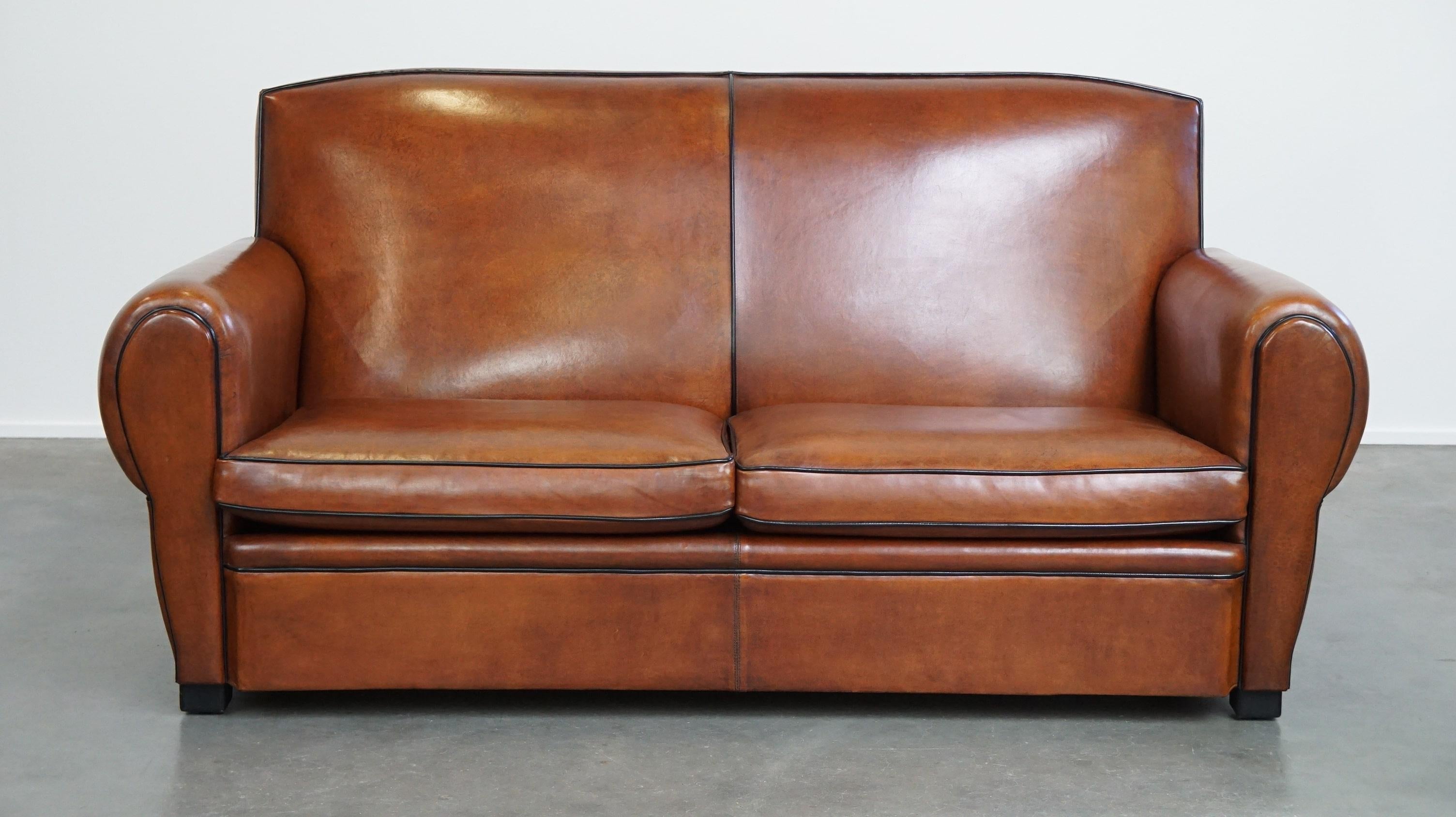 Cet ensemble étonnant se compose d'un canapé en cuir de mouton et de deux fauteuils, et il s'intégrera magnifiquement à presque tous les intérieurs. Le canapé et les fauteuils attirent tous deux l'attention par leur design élégant et leurs lignes