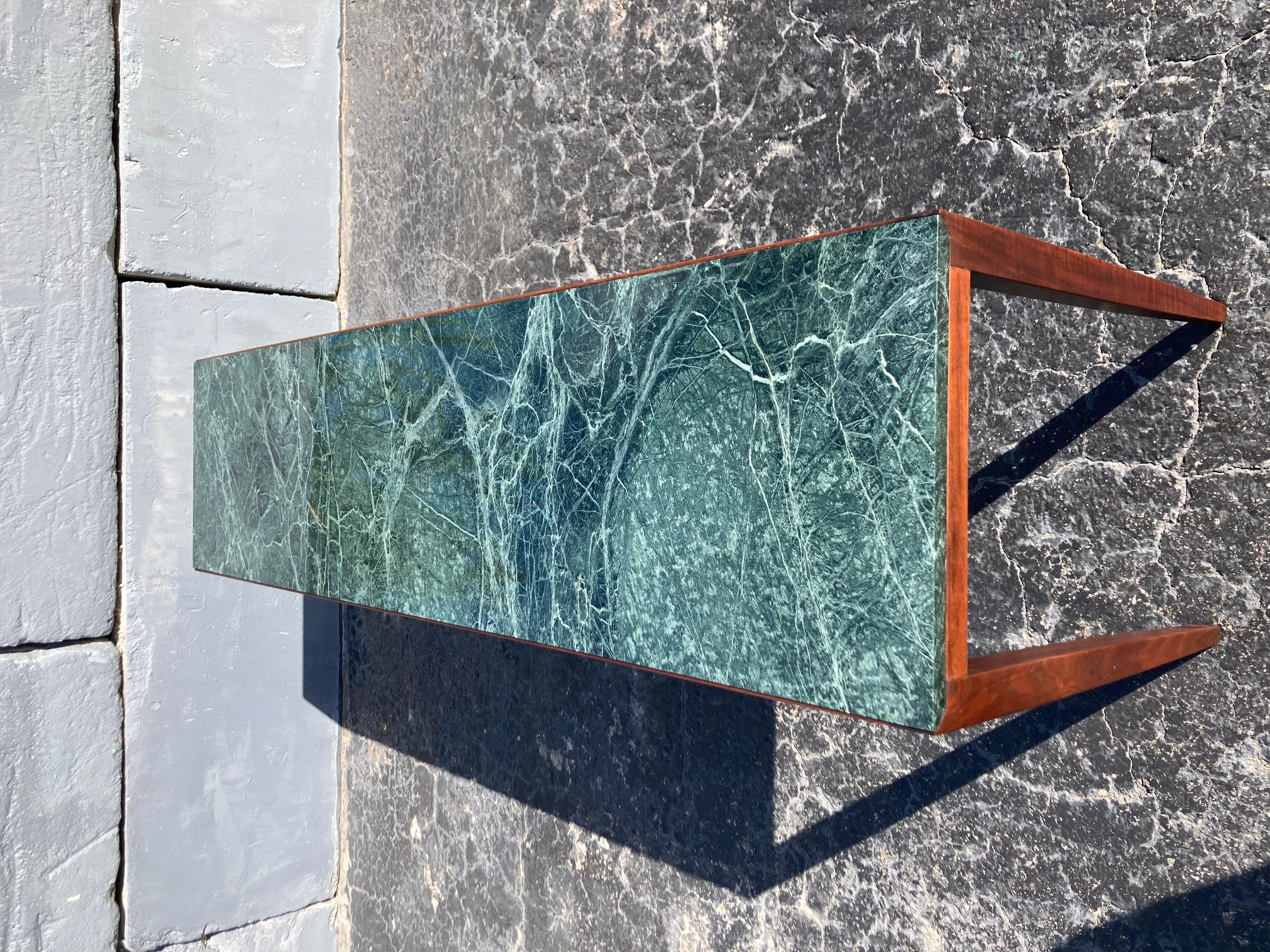 Magnifique table console attribuée à Gio Ponti, en noyer et marbre, années 1950 en vente 4