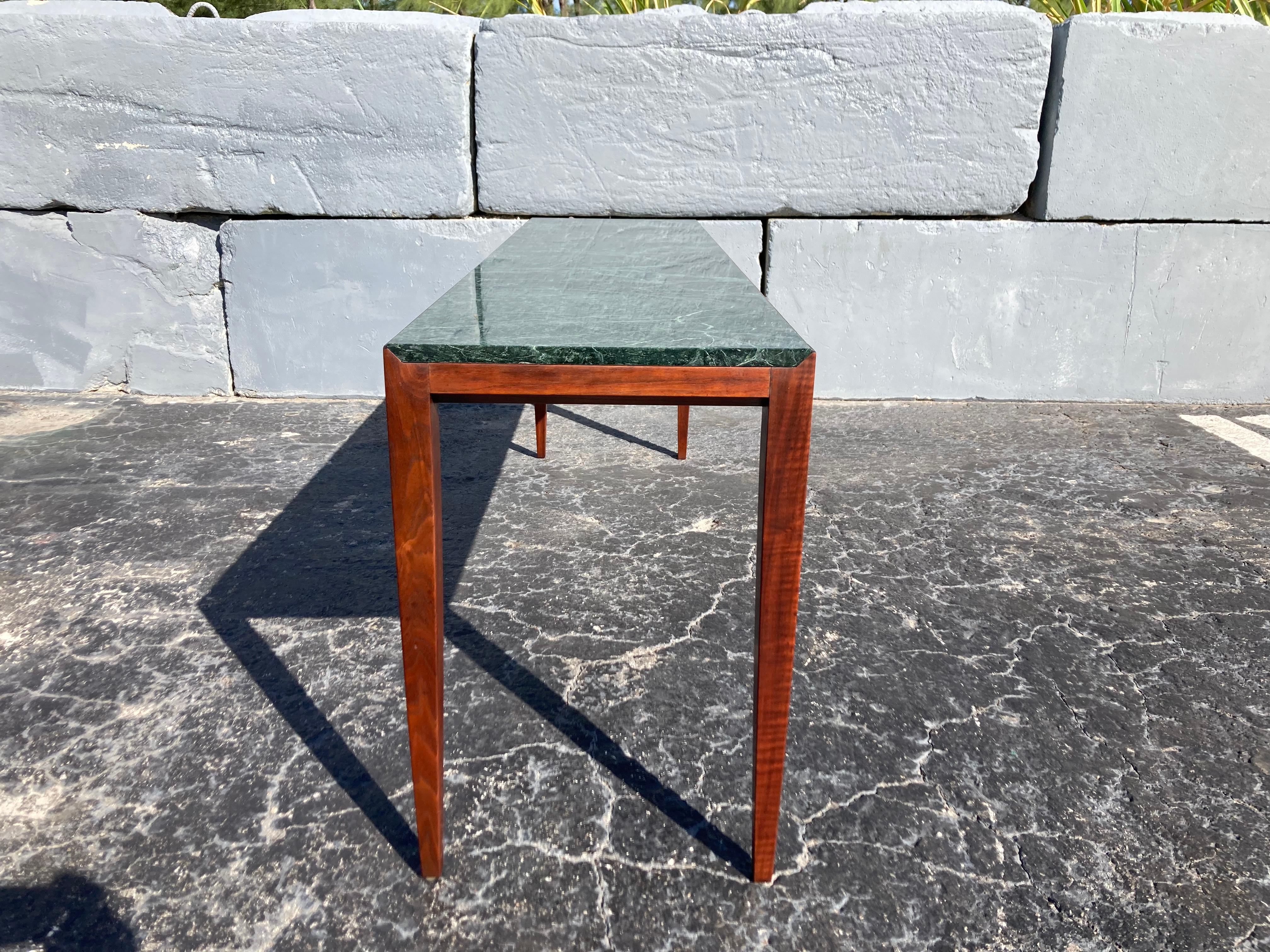Beautiful Console Table Attributed to Gio Ponti, Walnut and Marble, 1950s For Sale 7