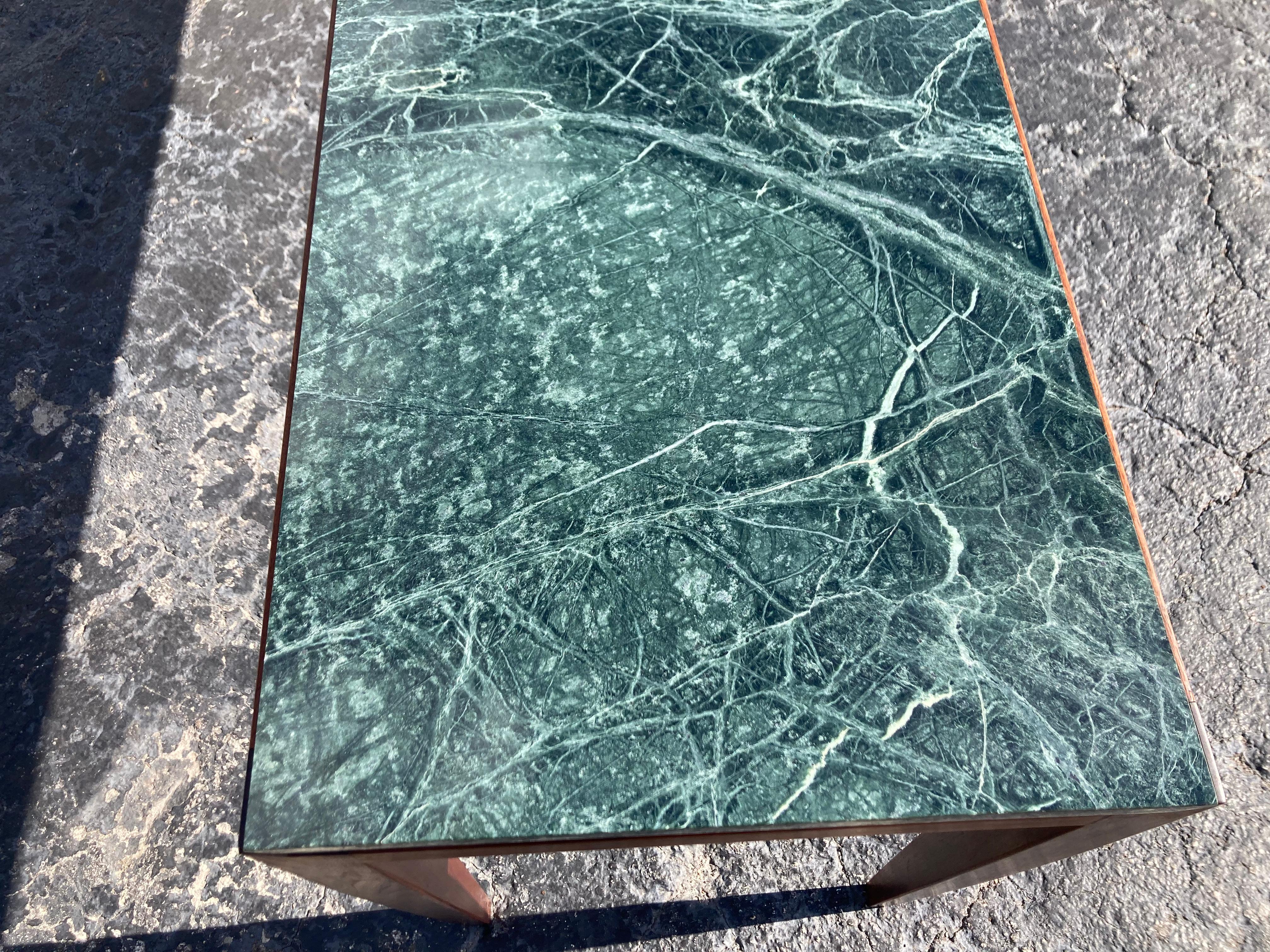 Milieu du XXe siècle Magnifique table console attribuée à Gio Ponti, en noyer et marbre, années 1950 en vente