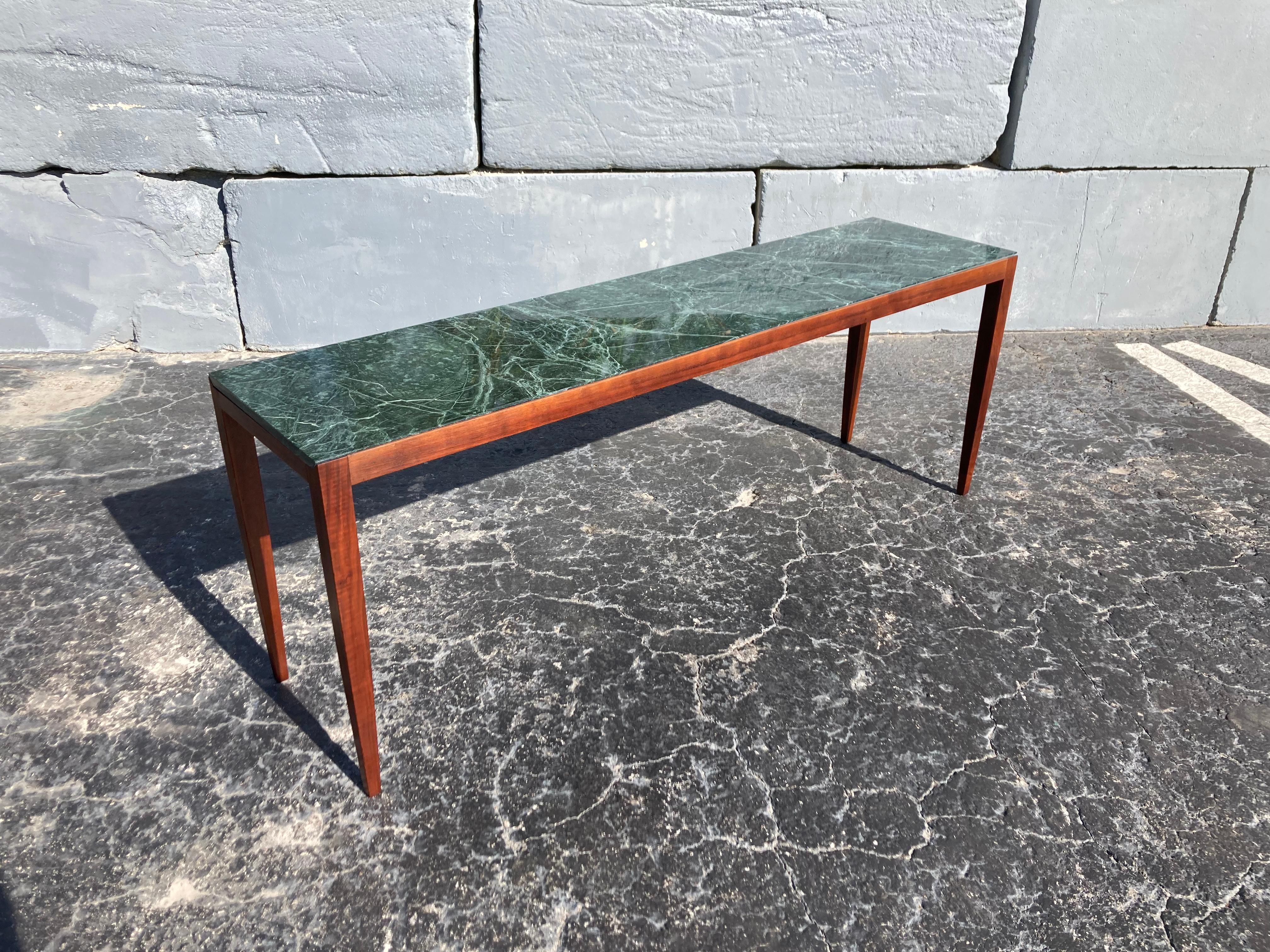 Beautiful Console Table Attributed to Gio Ponti, Walnut and Marble, 1950s For Sale 1