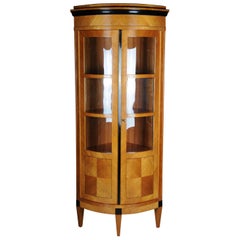 Magnifique vitrine d'angle en merisier de style Biedermeier